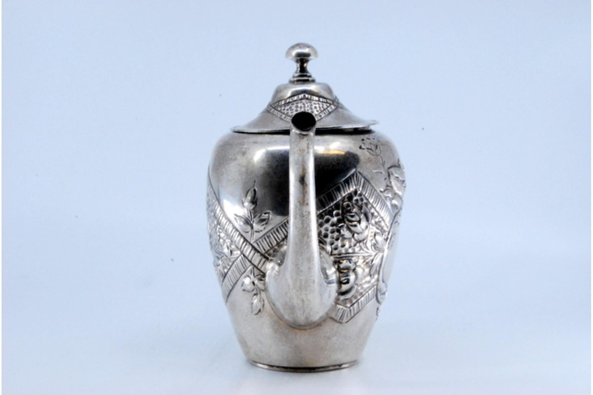 Silver kettle with reliefs and on the handle of the removable lid Bon état - En vente à Porto, PT