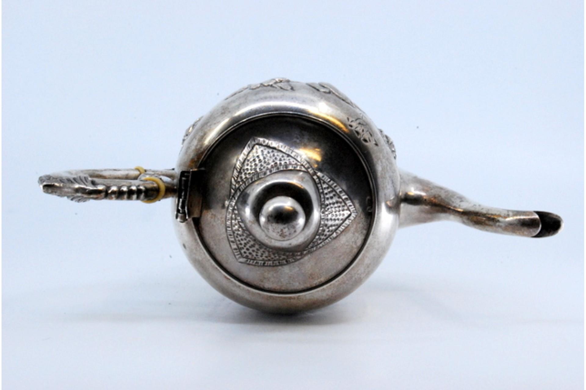 20ième siècle Silver kettle with reliefs and on the handle of the removable lid en vente