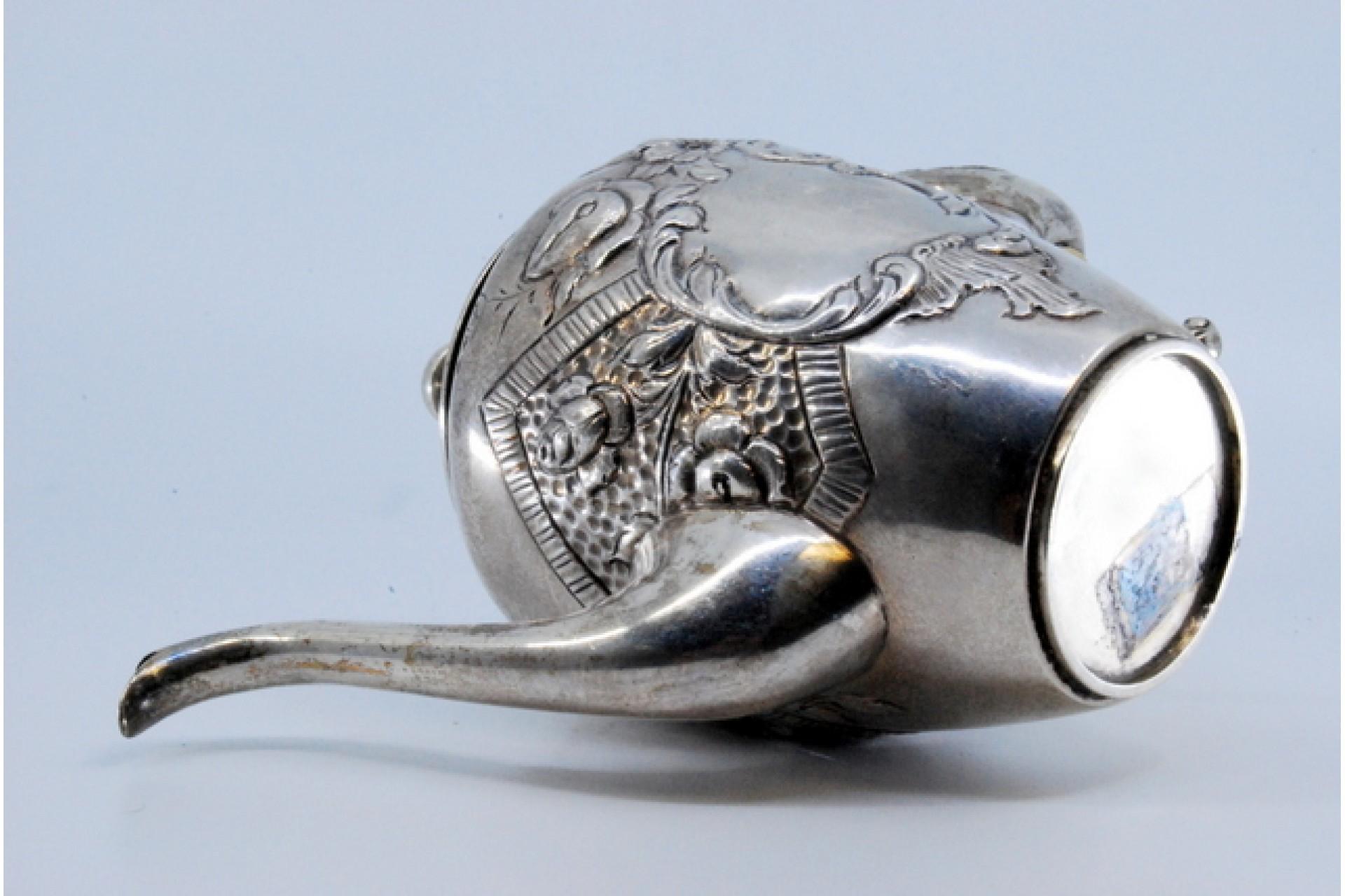 Argent Silver kettle with reliefs and on the handle of the removable lid en vente