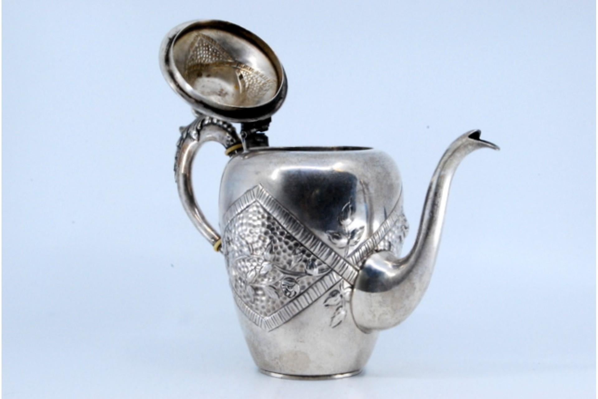 Silver kettle with reliefs and on the handle of the removable lid en vente 1