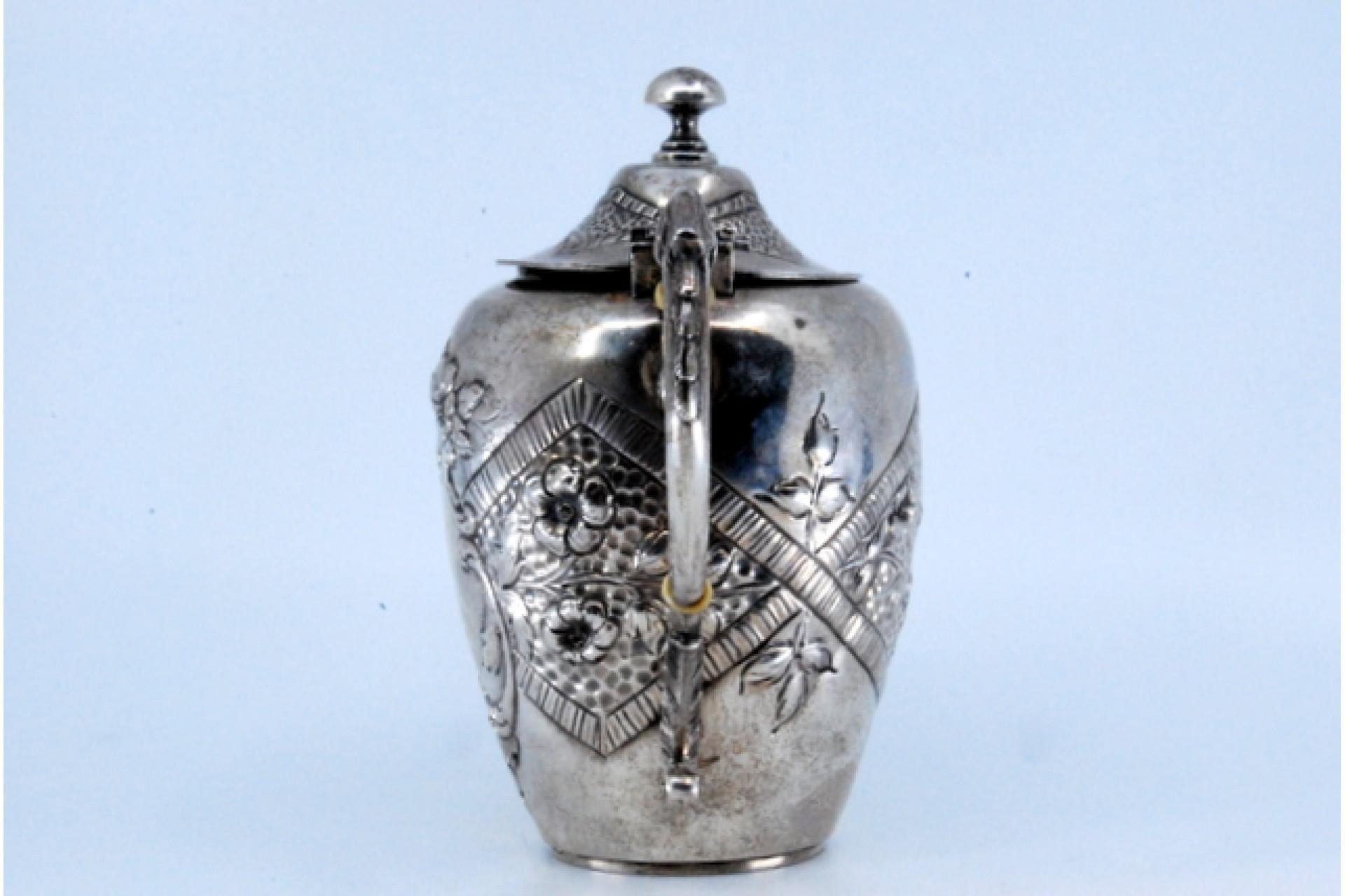 Silver kettle with reliefs and on the handle of the removable lid en vente 2