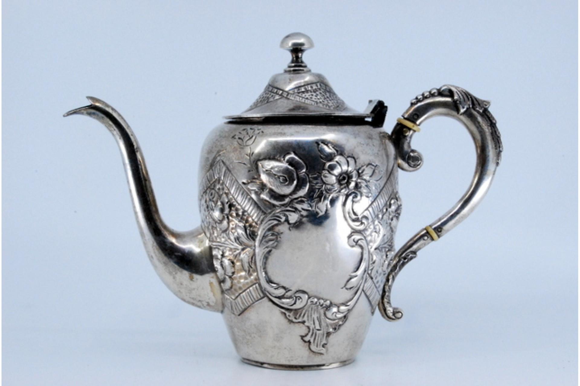 Silver kettle with reliefs and on the handle of the removable lid en vente 3