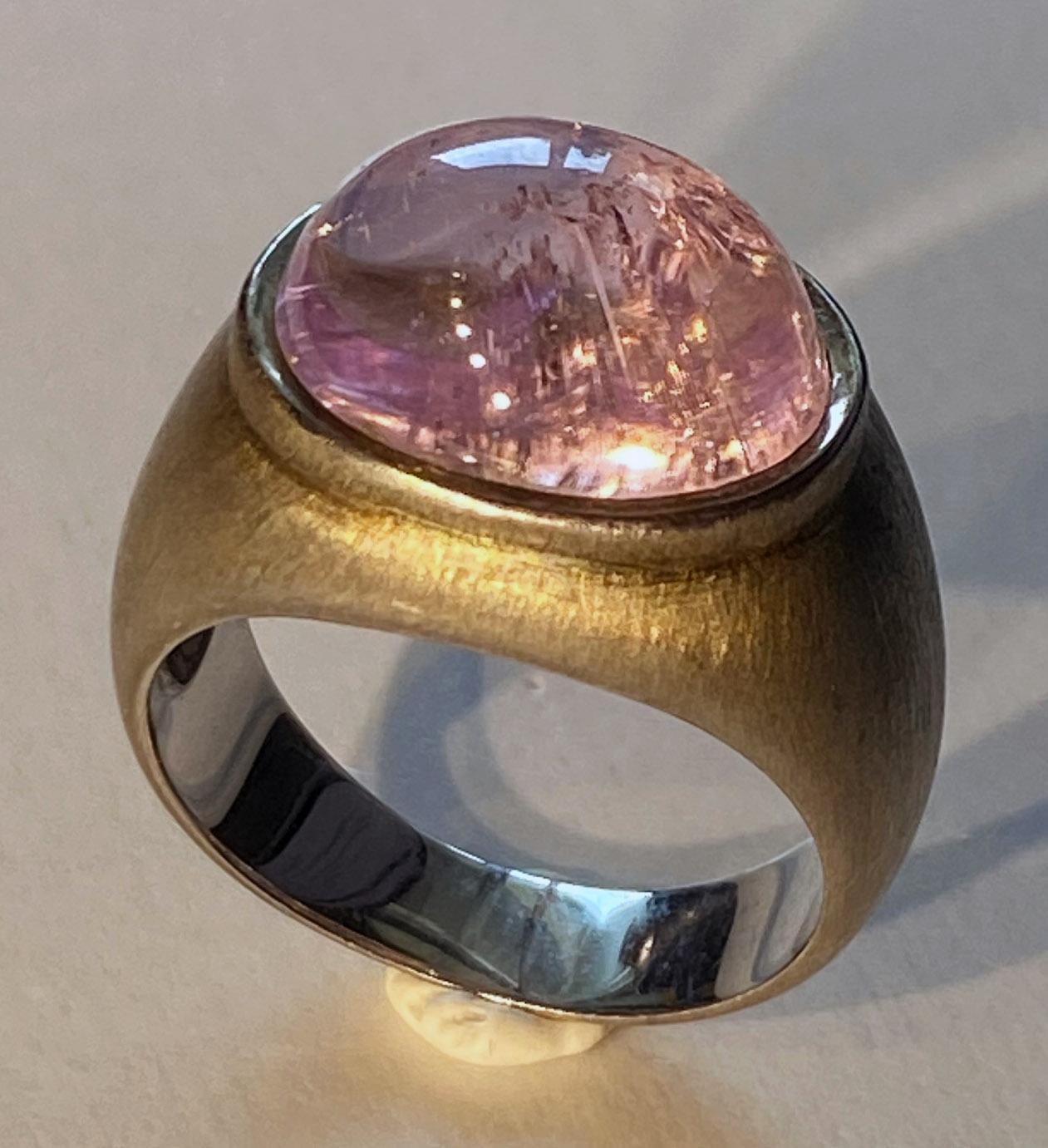 Ein gebürstetes Silber Dome Ring mit einem 7,5 Karat rosa Kunzit Cabochon gesetzt. Dieser Ring aus gebürstetem Silber ist in der Größe 7,5 USA und hat eine schöne alte Patina, wo das Silber leicht oxidiert hat. Der Kunzit-Cabochon zeigt eine schöne