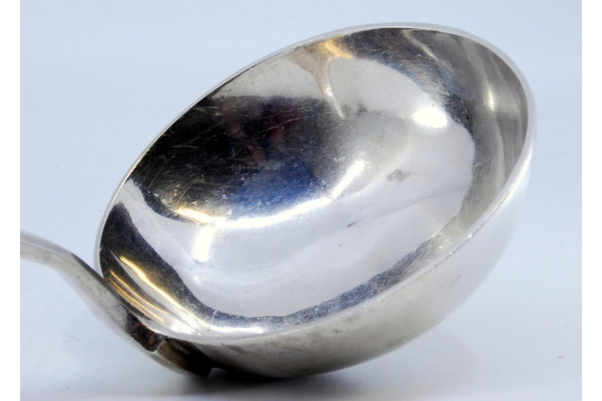 Silver ladle with relief handle and acanthus leaf monogram cartouche In Good Condition For Sale In Porto, PT