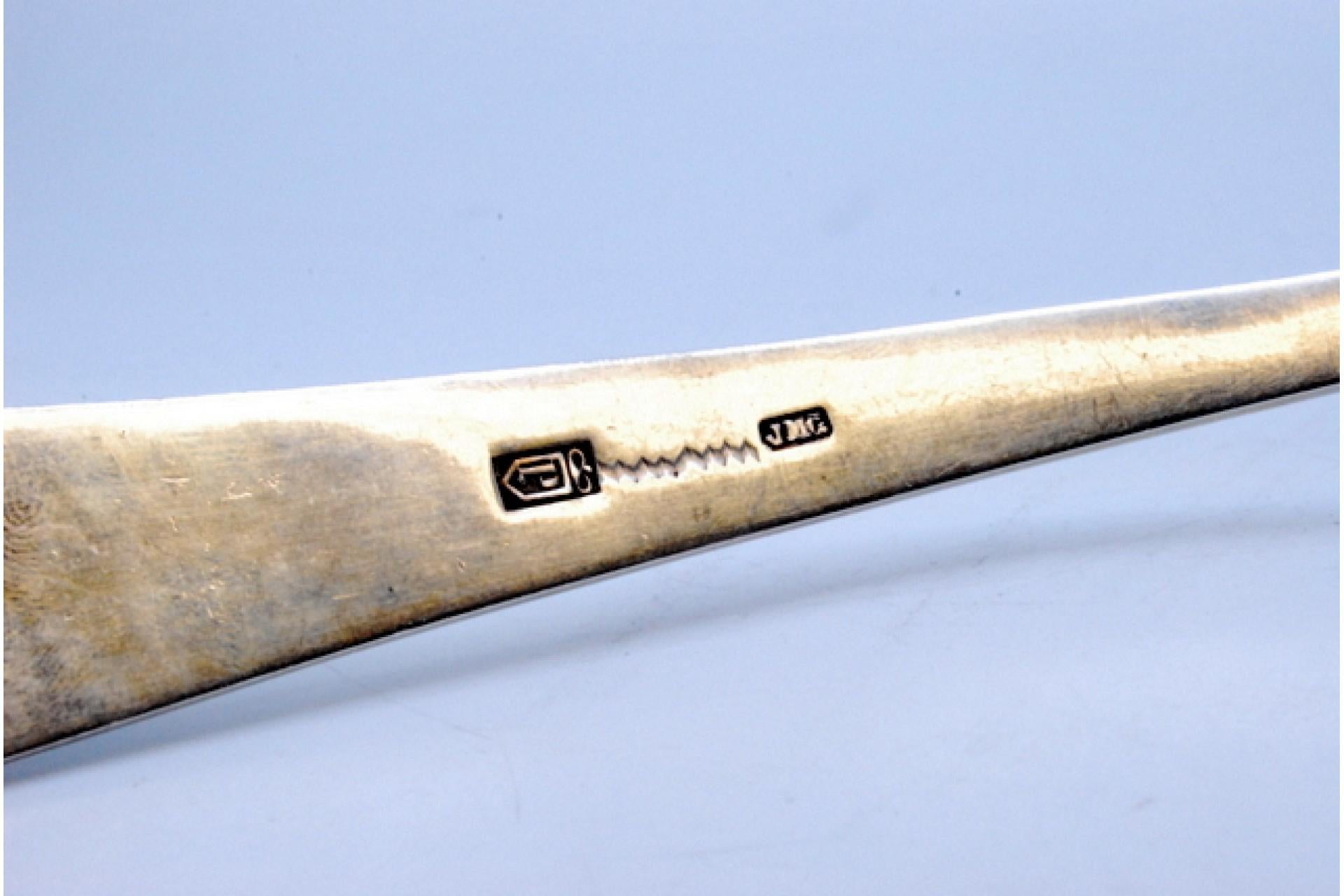 Silver ladle with relief handle and acanthus leaf monogram cartouche For Sale 1