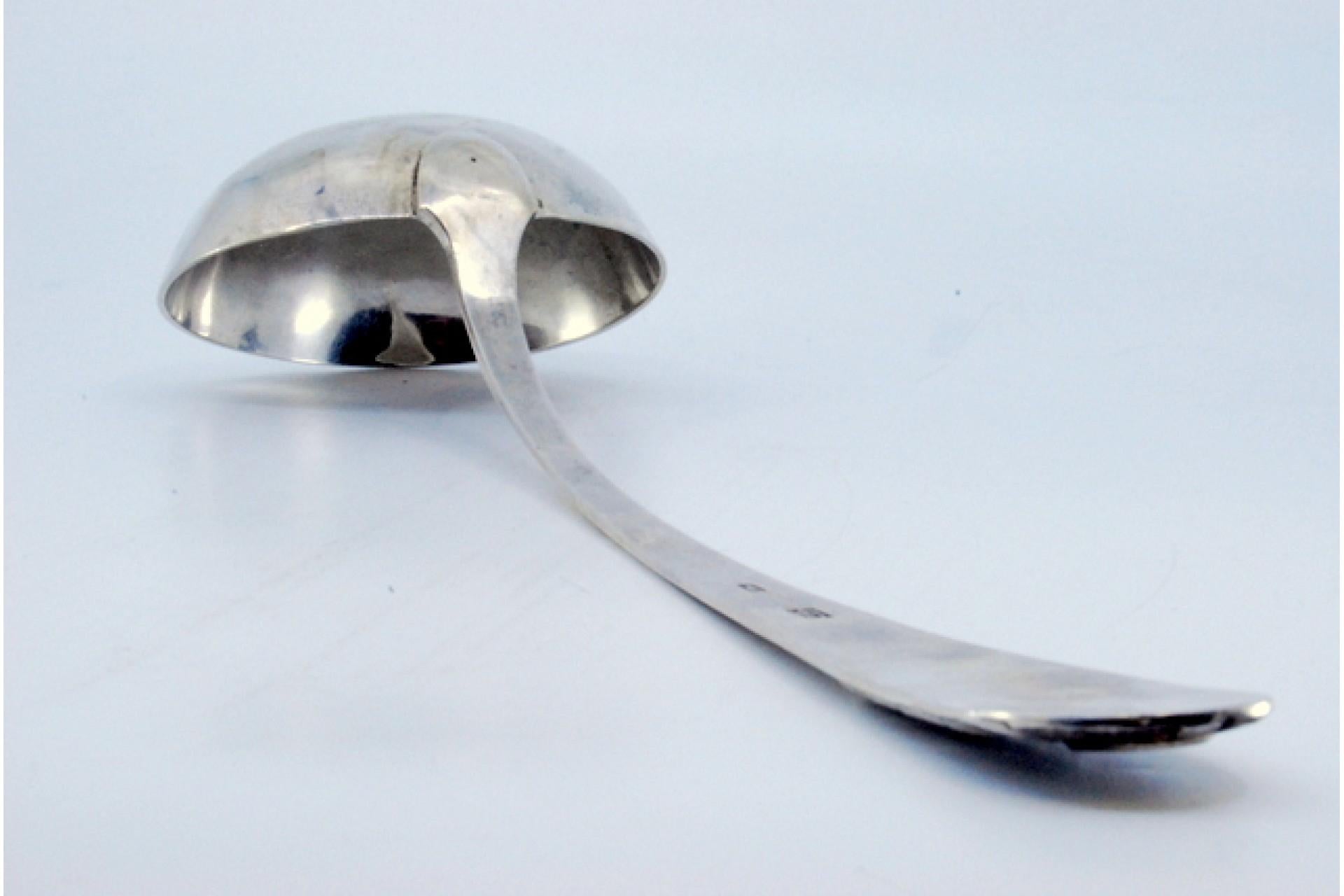 Silver ladle with relief handle and acanthus leaf monogram cartouche For Sale 2