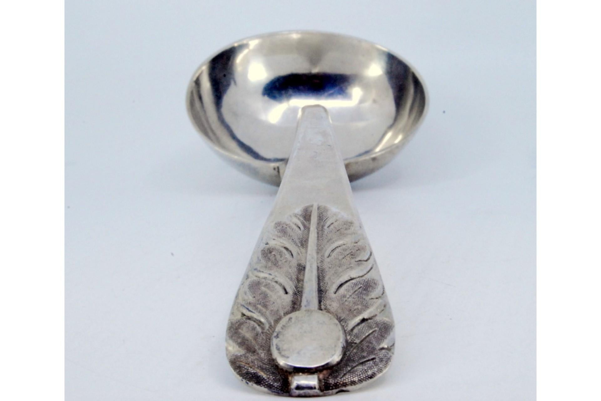 Silver ladle with relief handle and acanthus leaf monogram cartouche For Sale 3