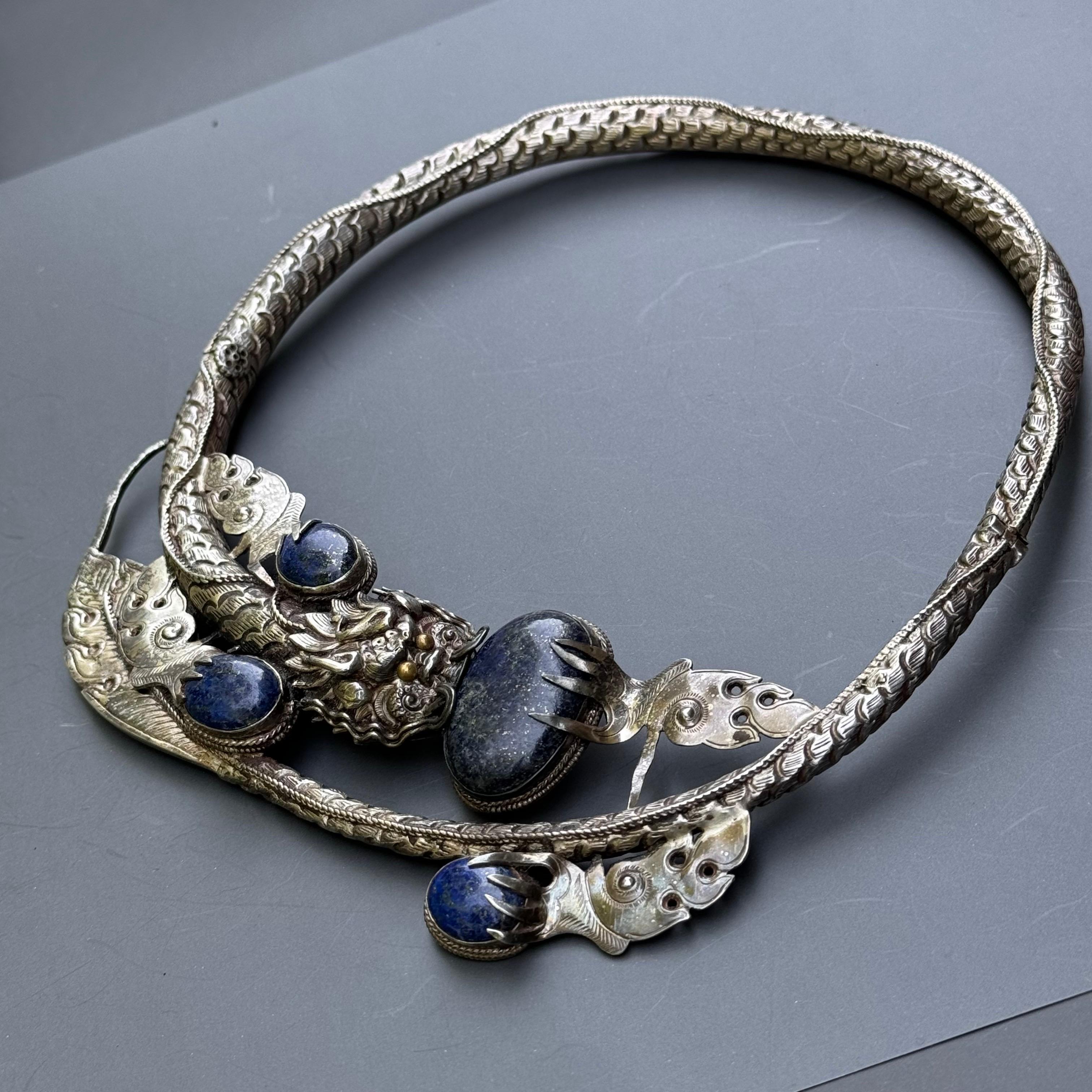 Collana in argento Lapis Dragon Torque fatta a mano In condizioni buone in vendita a Monroe Township, NJ