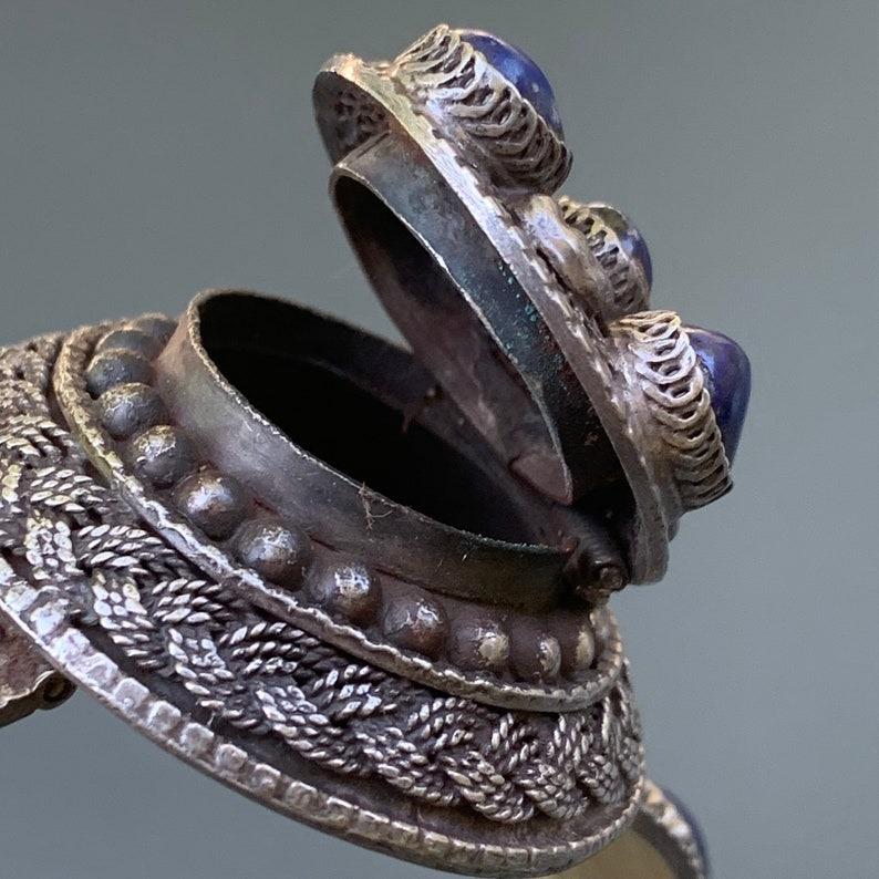 Bracciale a cerniera con medaglione in Lapis d'argento e design floreale in vendita 6