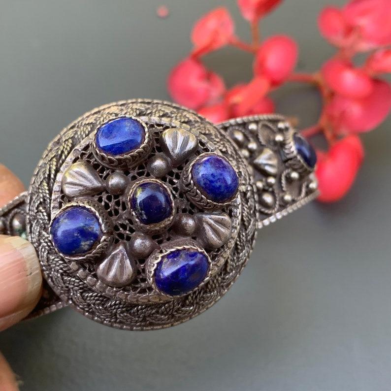 Bracciale a cerniera con medaglione in Lapis d'argento e design floreale In condizioni buone in vendita a Monroe Township, NJ