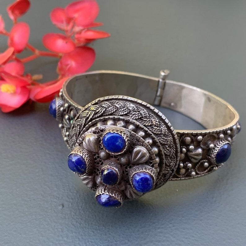 Donna Bracciale a cerniera con medaglione in Lapis d'argento e design floreale in vendita