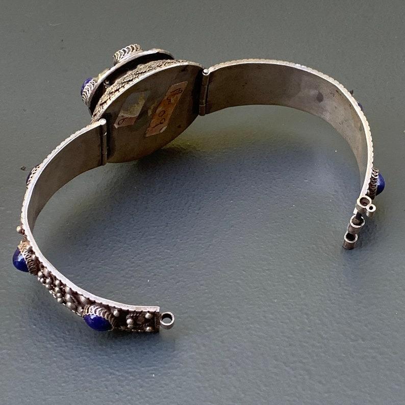 Bracciale a cerniera con medaglione in Lapis d'argento e design floreale in vendita 1