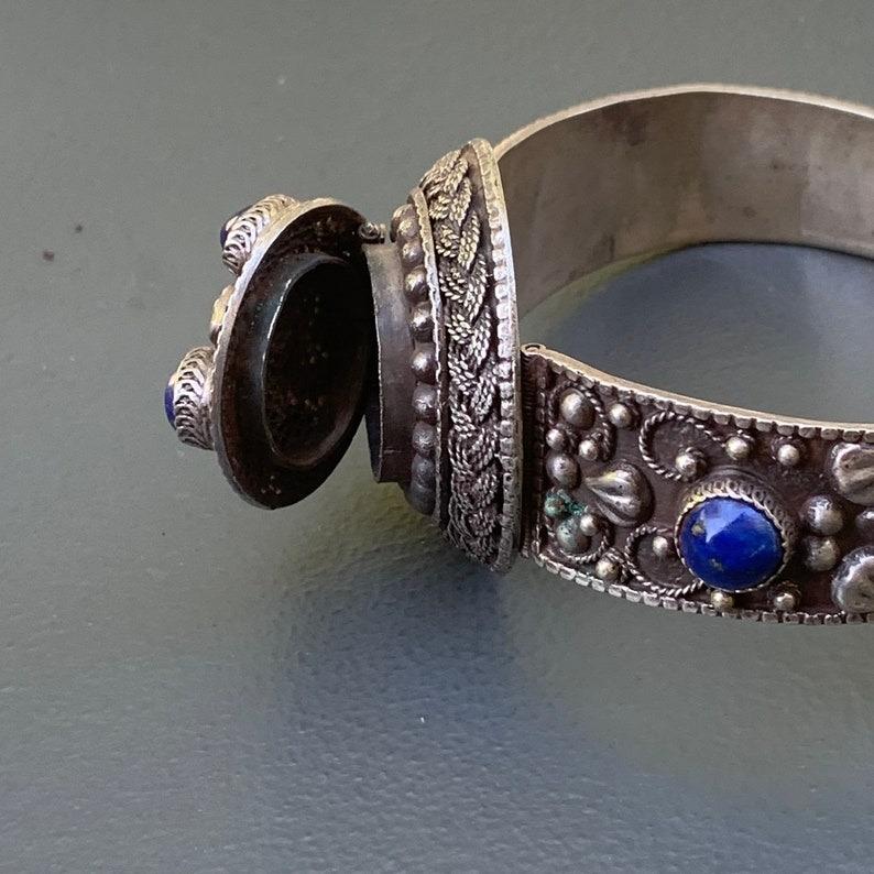 Bracciale a cerniera con medaglione in Lapis d'argento e design floreale in vendita 2