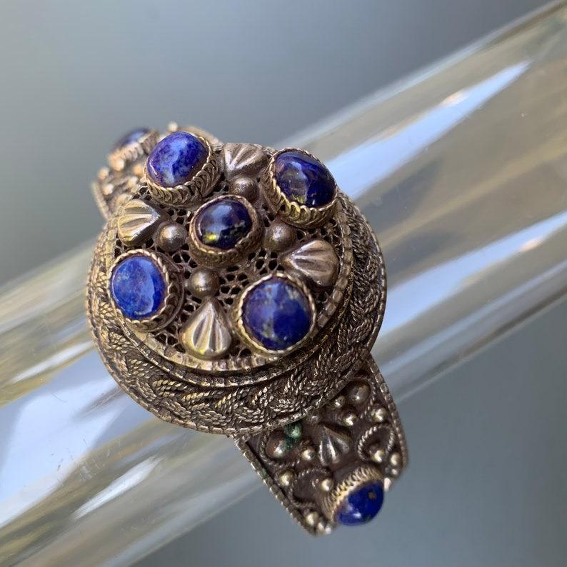 Bracciale a cerniera con medaglione in Lapis d'argento e design floreale in vendita 3