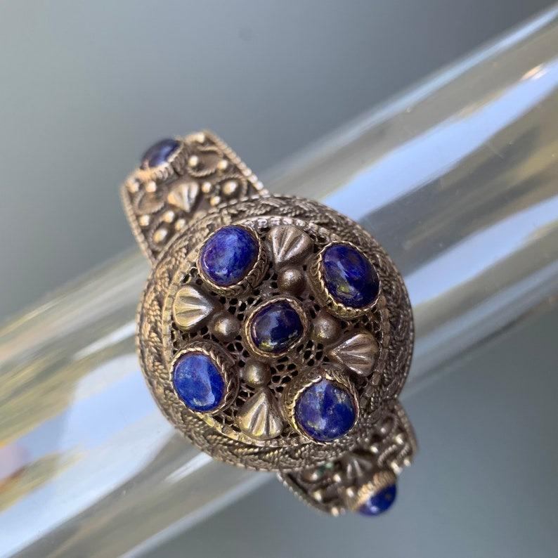 Bracciale a cerniera con medaglione in Lapis d'argento e design floreale in vendita 4