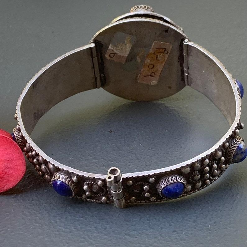 Bracciale a cerniera con medaglione in Lapis d'argento e design floreale in vendita 5