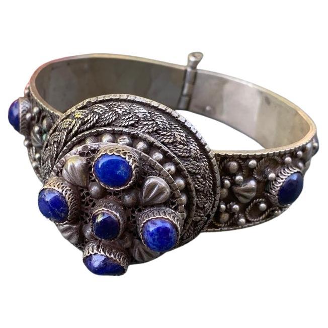 Bracciale a cerniera con medaglione in Lapis d'argento e design floreale in vendita
