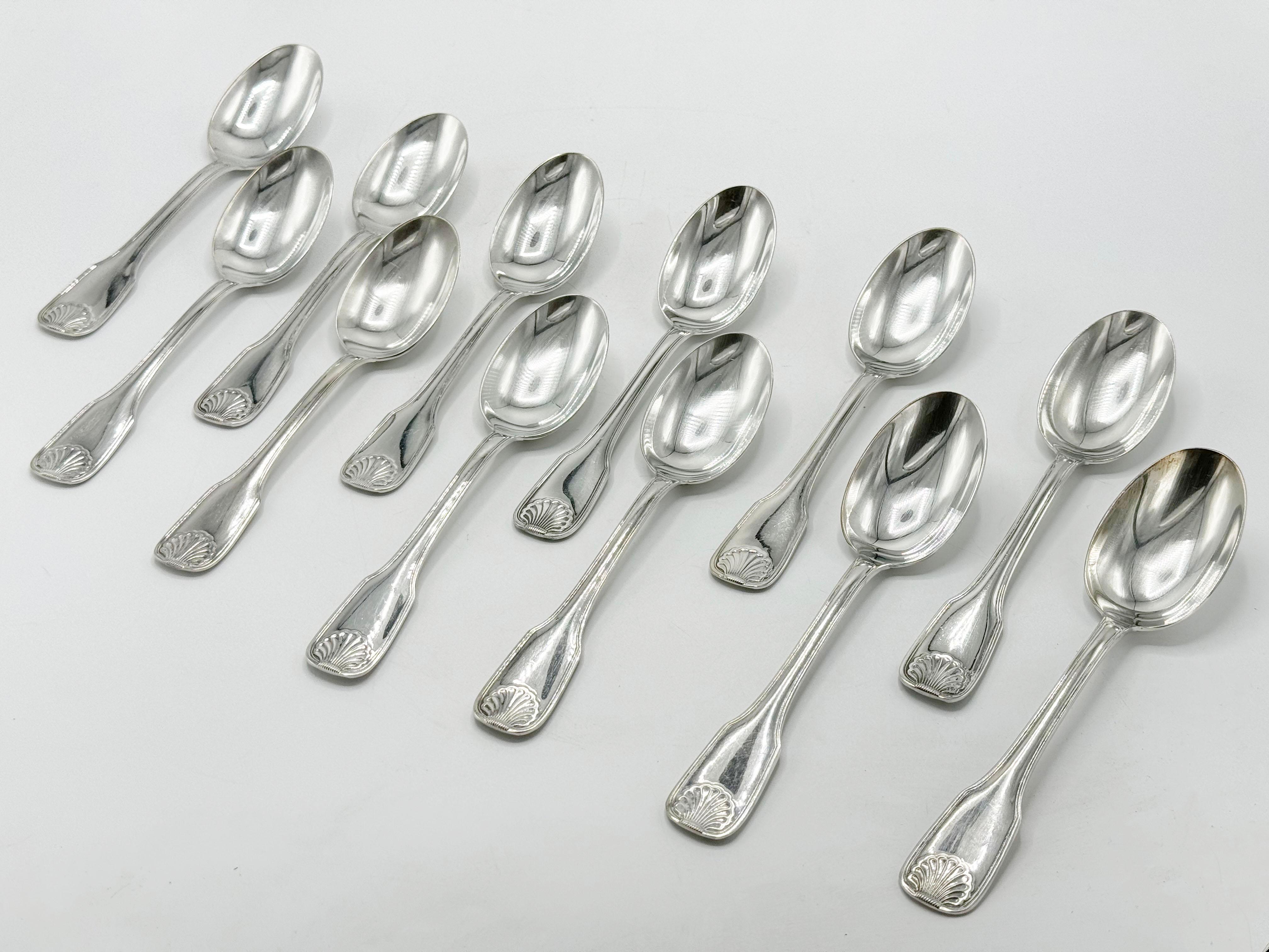 Silbernes Lappas Besteckset 
Christofle-Stil
Hergestellt in Argentinien 

 83 Stücke

Unser schönes Set von PLATA LAPPAS ist in gutem Zustand!
Der Christofle-Stil macht das Besteck einzigartig und unterscheidet es von allen anderen Bestecken.

5