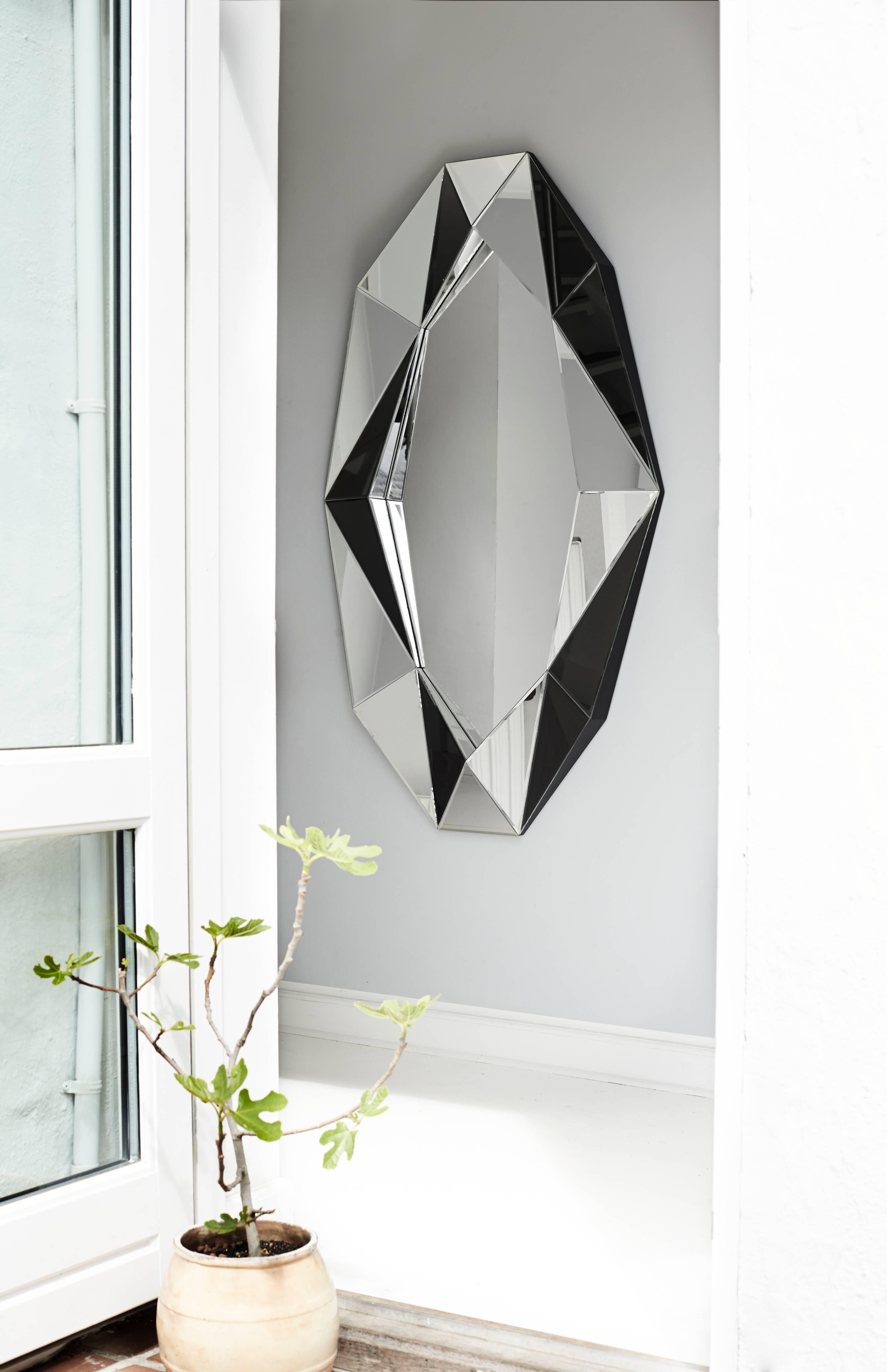 Diamant-Dekospiegel
Spiegel
4mm facettierter Spiegel auf schwarz lackiertem MDF
Maße: L 82 x H 140 x T 6,7cm

Der luxuriöse handgefertigte Diamant-Spiegel groß ist ein schillernder, einzigartiger, vom Art Deco inspirierter Spiegel. Er verleiht jedem