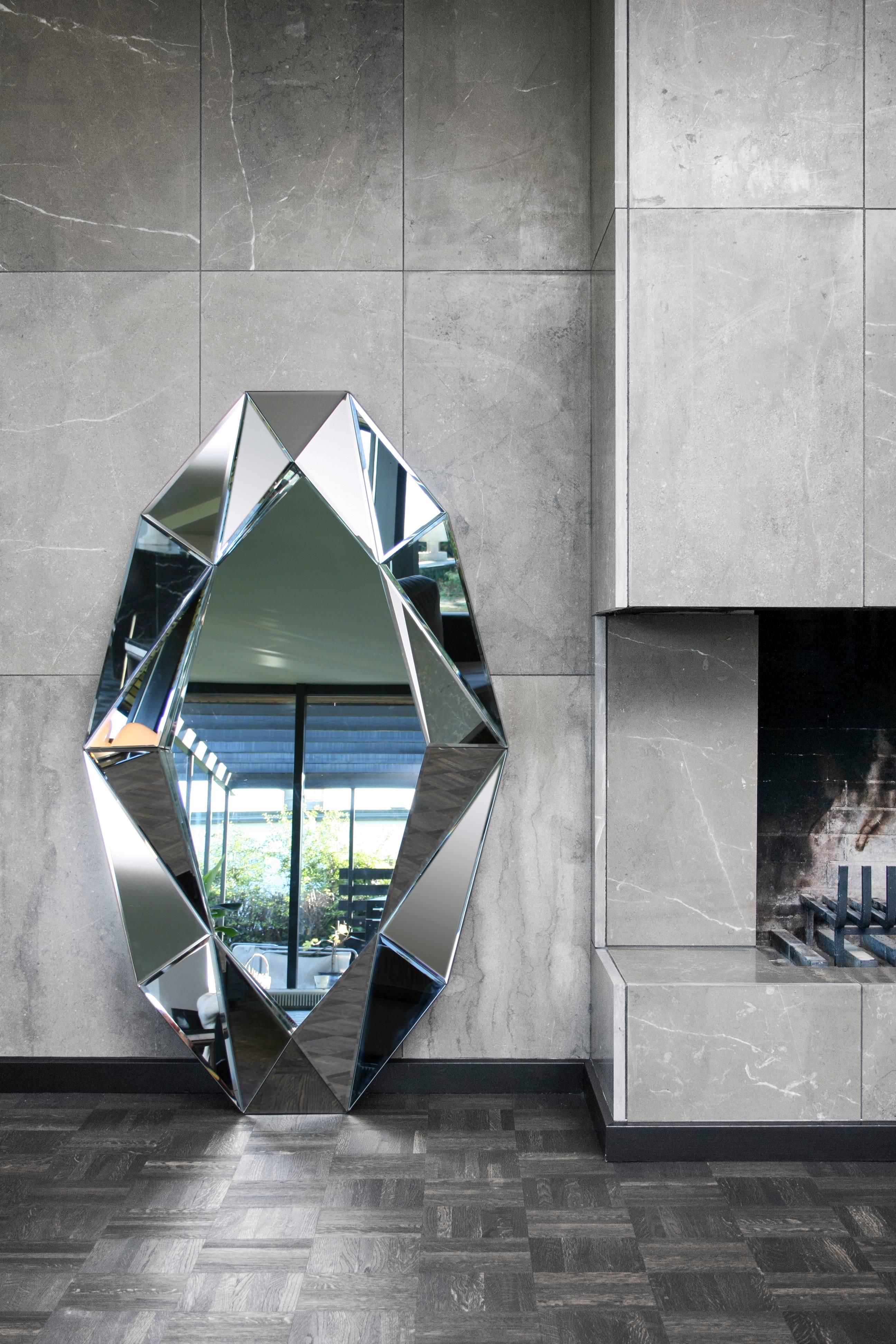 Silber Großer dekorativer Diamant-Spiegel (Postmoderne) im Angebot