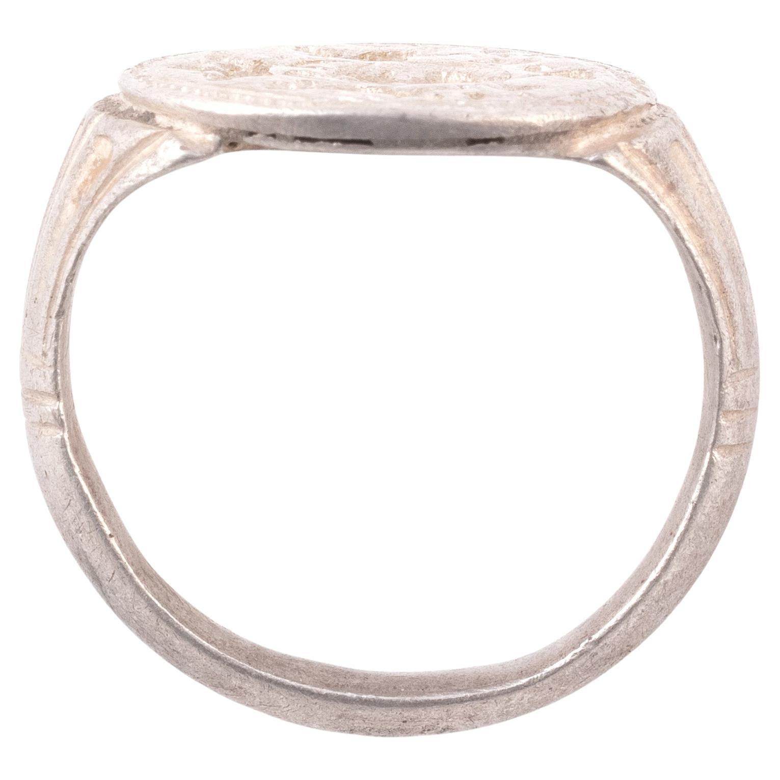 Un raro anello con sigillo in argento, tardo periodo Tudor, circa 1600. Gli anelli con sigillo o sigillo erano estremamente personali per il proprietario e non solo simboli di status, ma anche mezzi per autenticare i messaggi. Questo anello con