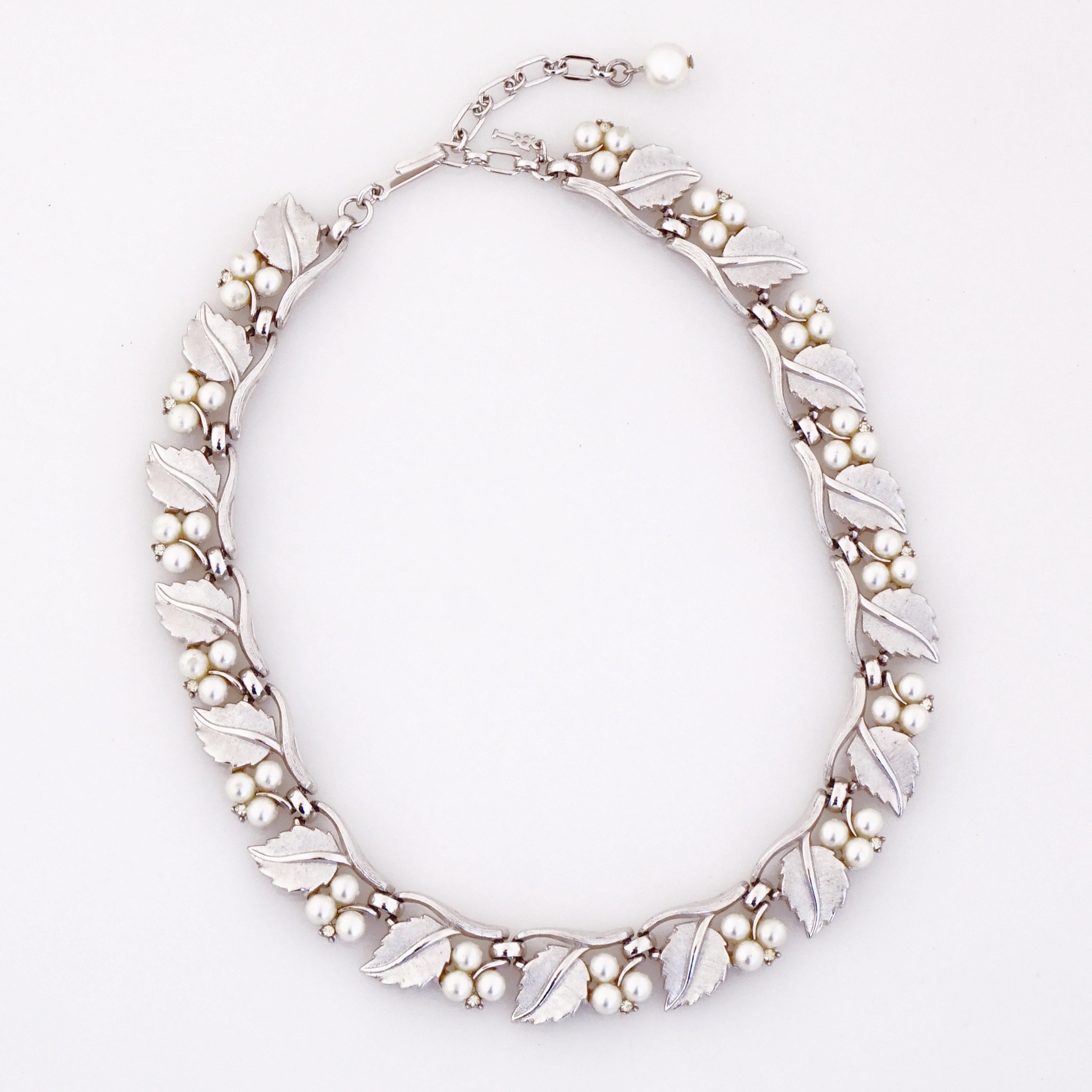 - Vintage item

- Collectible costume jewelry piece from the mid-century

- 14