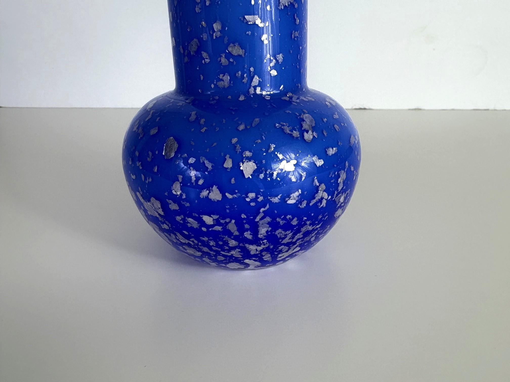 Un vaso di Murano blu con foglie d'argento.