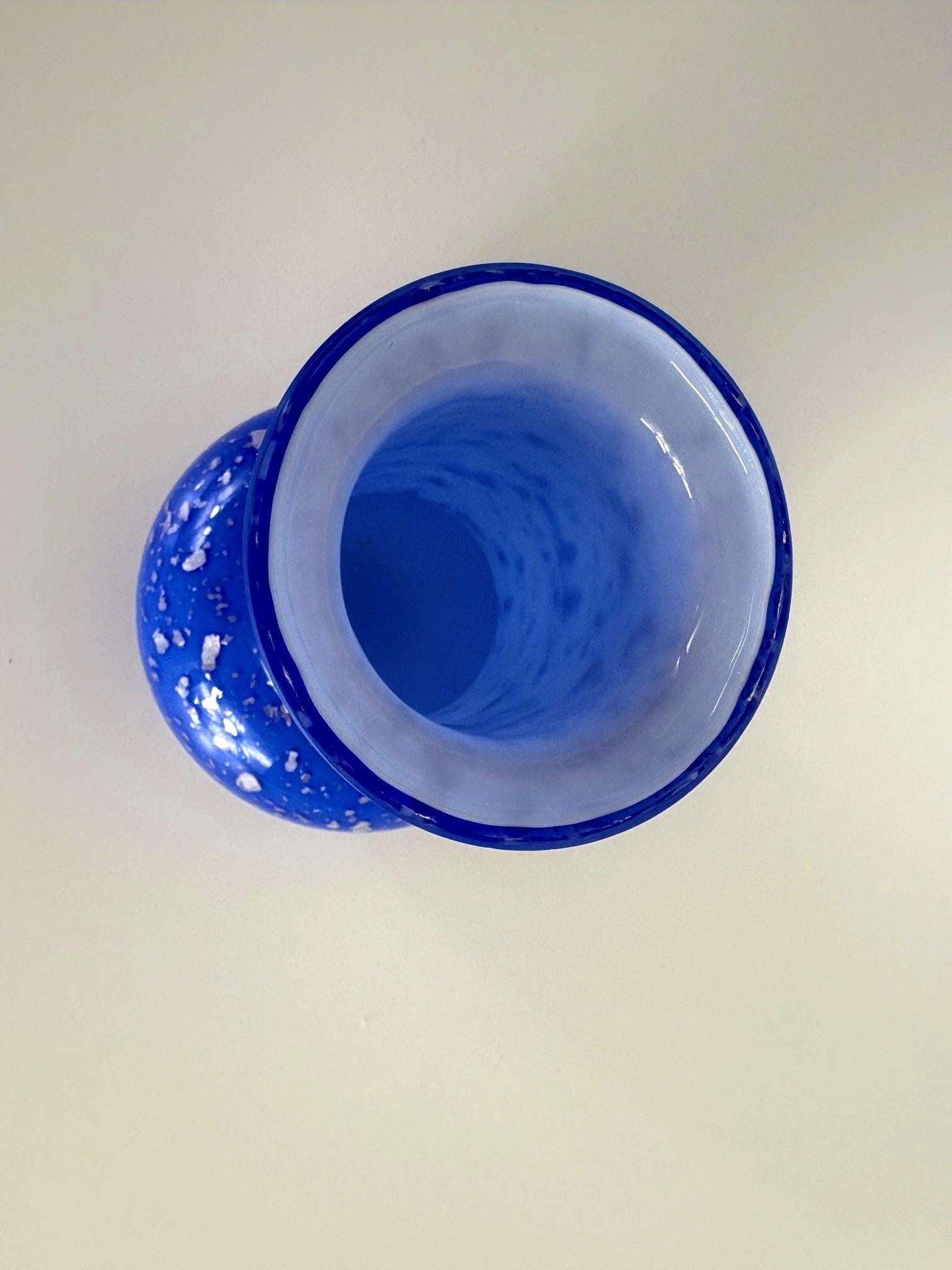 Italiano Vaso blu a foglie d'argento in vendita
