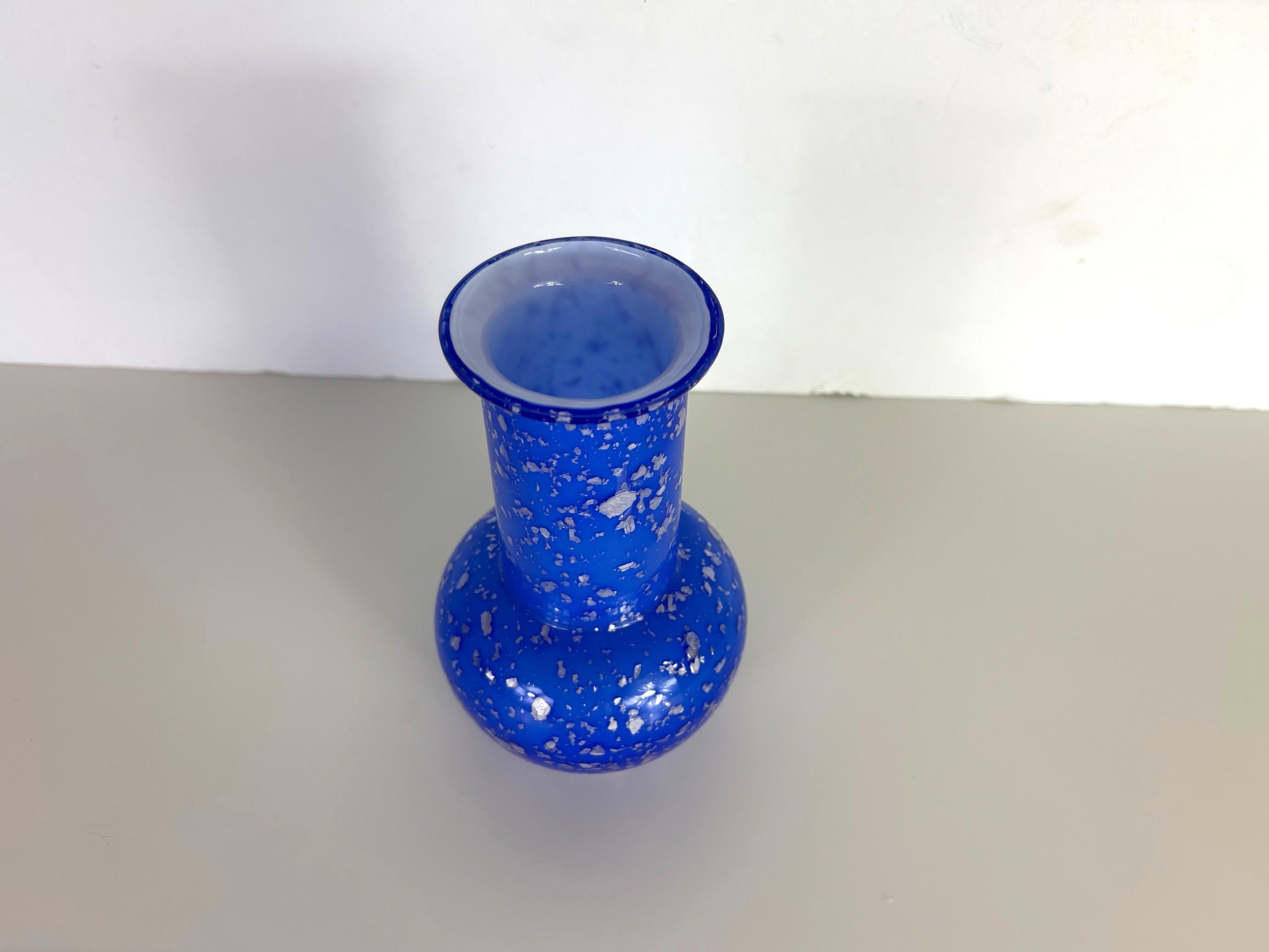 Vaso blu a foglie d'argento In condizioni buone in vendita a Pomona, CA