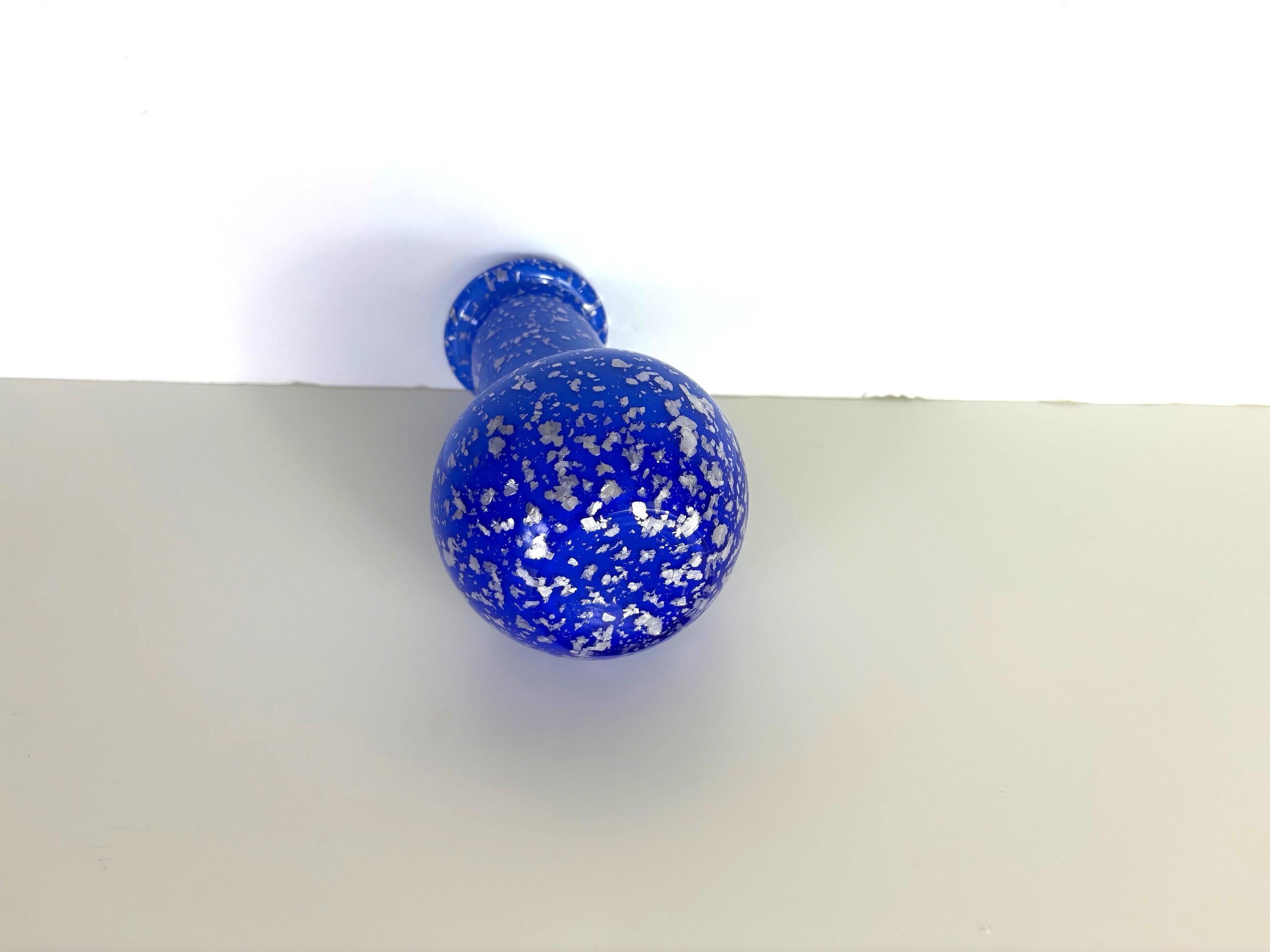 Metà XX secolo Vaso blu a foglie d'argento in vendita