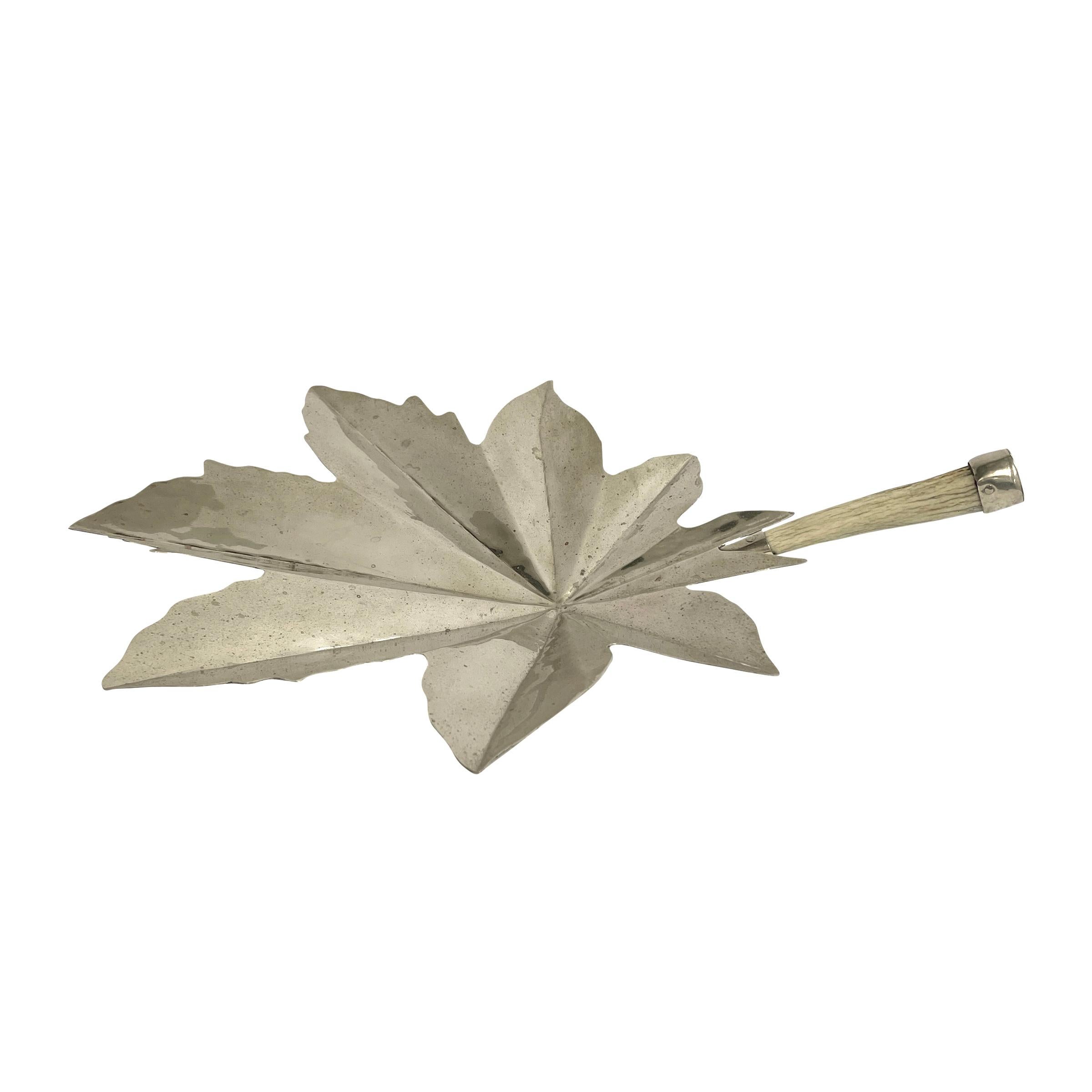 Mid-Century Modern Assiette Silver Leaf en vente