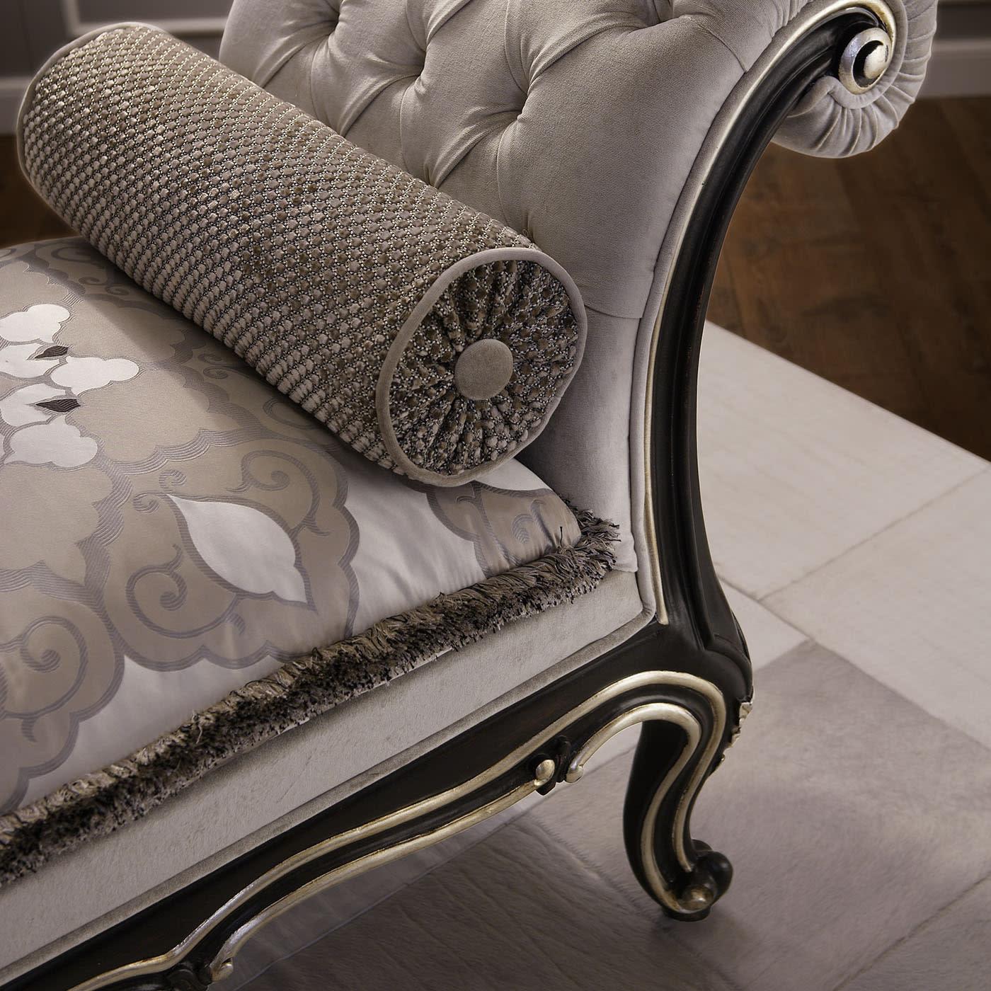 Ideally complementing modern interiors of Baroque inspiration, this dormeuse exemplifies carving mastery. The sinuous inlays accenting the solid black-finished wooden frame are further enhanced by shimmering silver leaf profiles well harmonizing
