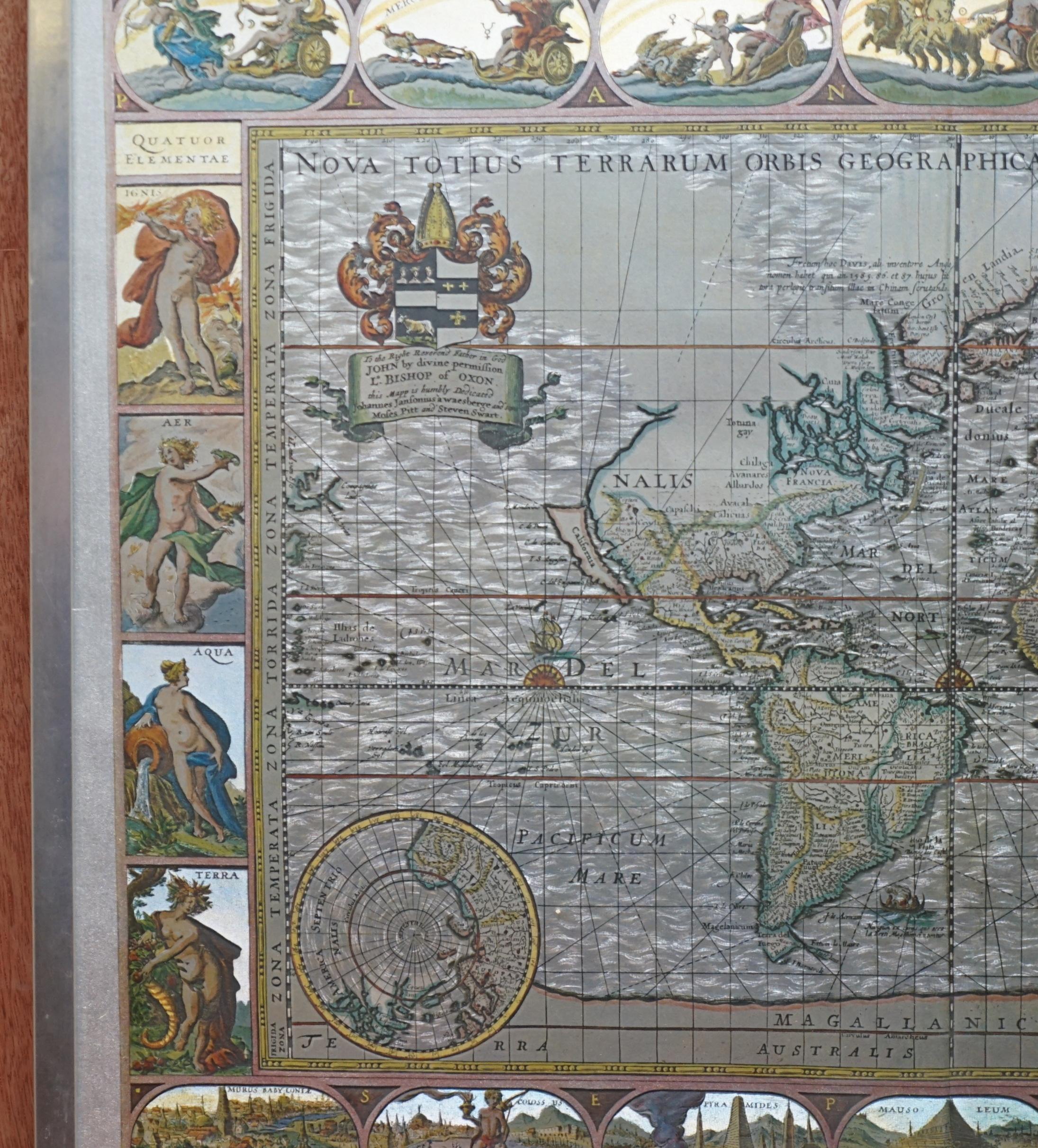 Siamo lieti di offrire in vendita questo grazioso mappamondo in lamina d'argento in stile antico, tratto da un'incisione originale di Moses Pitt del 1681.

Si tratta di un pezzo molto interessante e decorativo, che sta bene in qualsiasi ambiente.