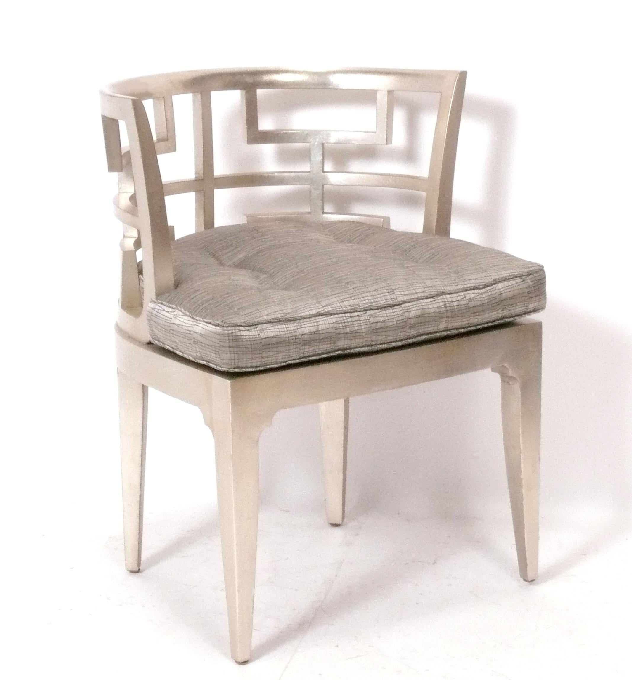 Sedia a traforo in foglia d'argento Glamour Chinoiserie, disegnata da Edward Ferrell + Lewis Mittman, Stati Uniti, circa anni 2000. Sarebbe un'ottima sedia da scrivania o da vanity.