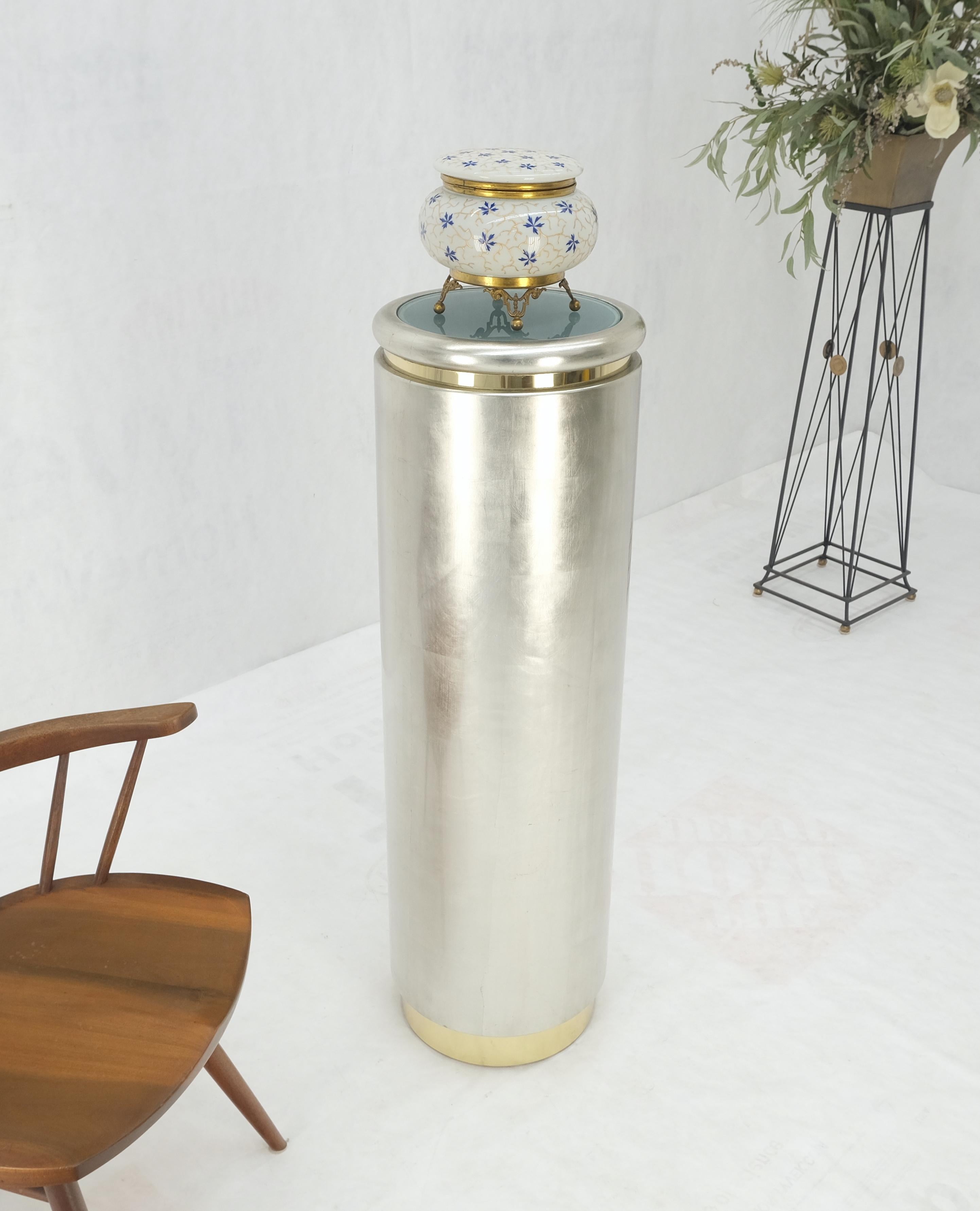 Mid-Century Modern Lampadaire à piédestal éclairé en forme de cylindre rond et doré à la feuille d'argent MINT ! en vente