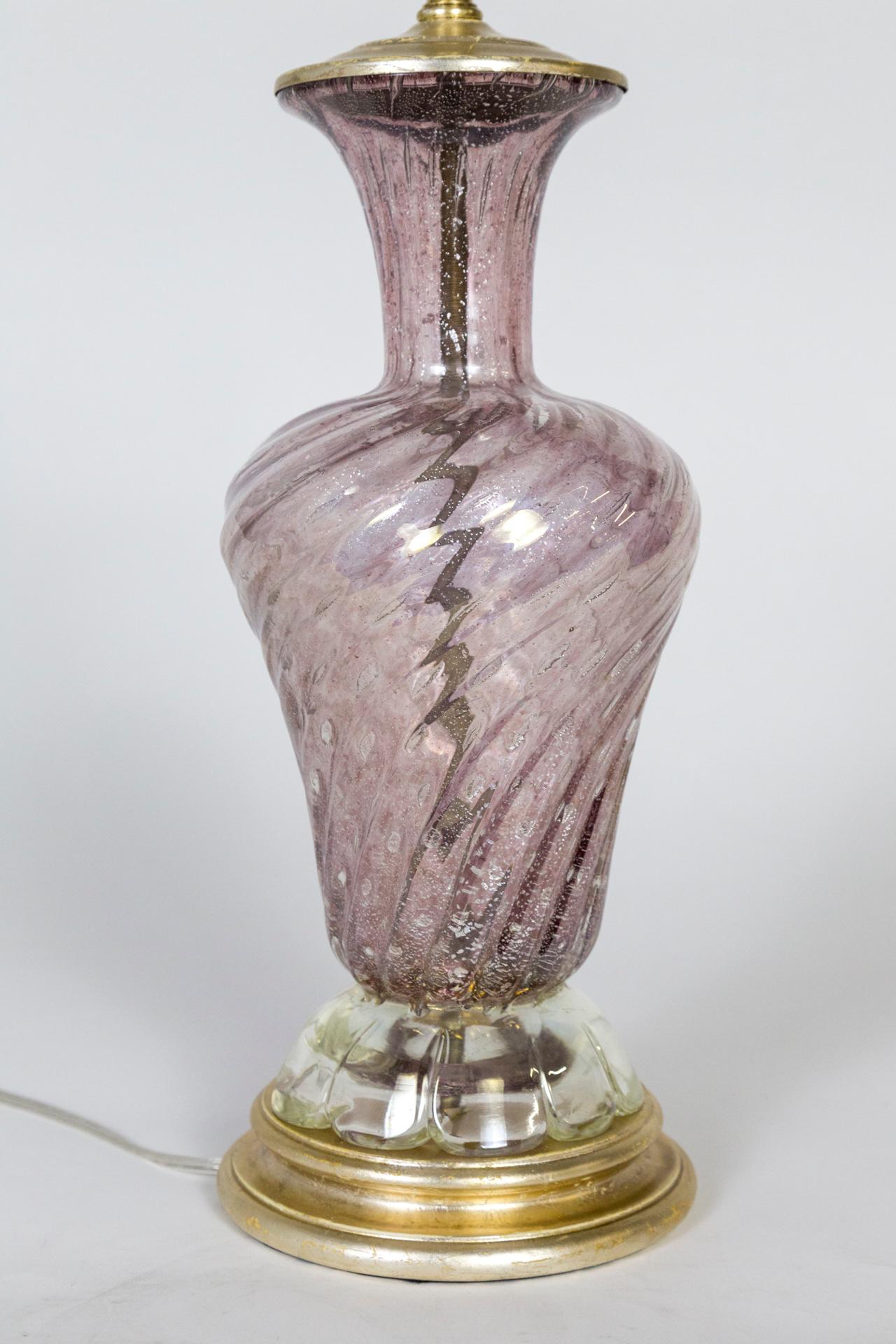 italien Lampe en verre de Murano rose infusé de feuilles d'argent en vente