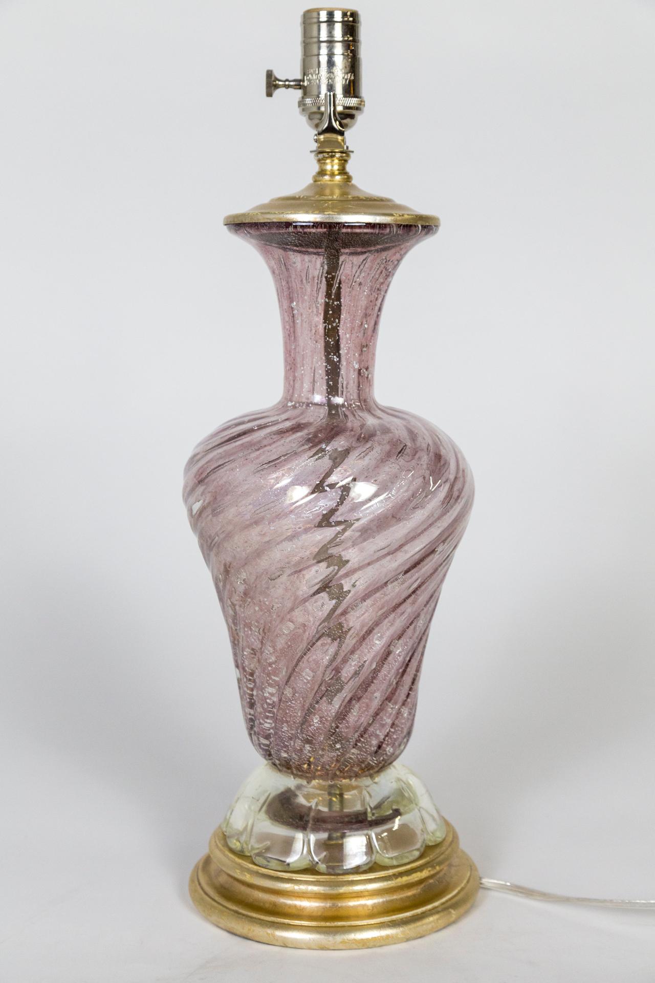 Milieu du XXe siècle Lampe en verre de Murano rose infusé de feuilles d'argent en vente