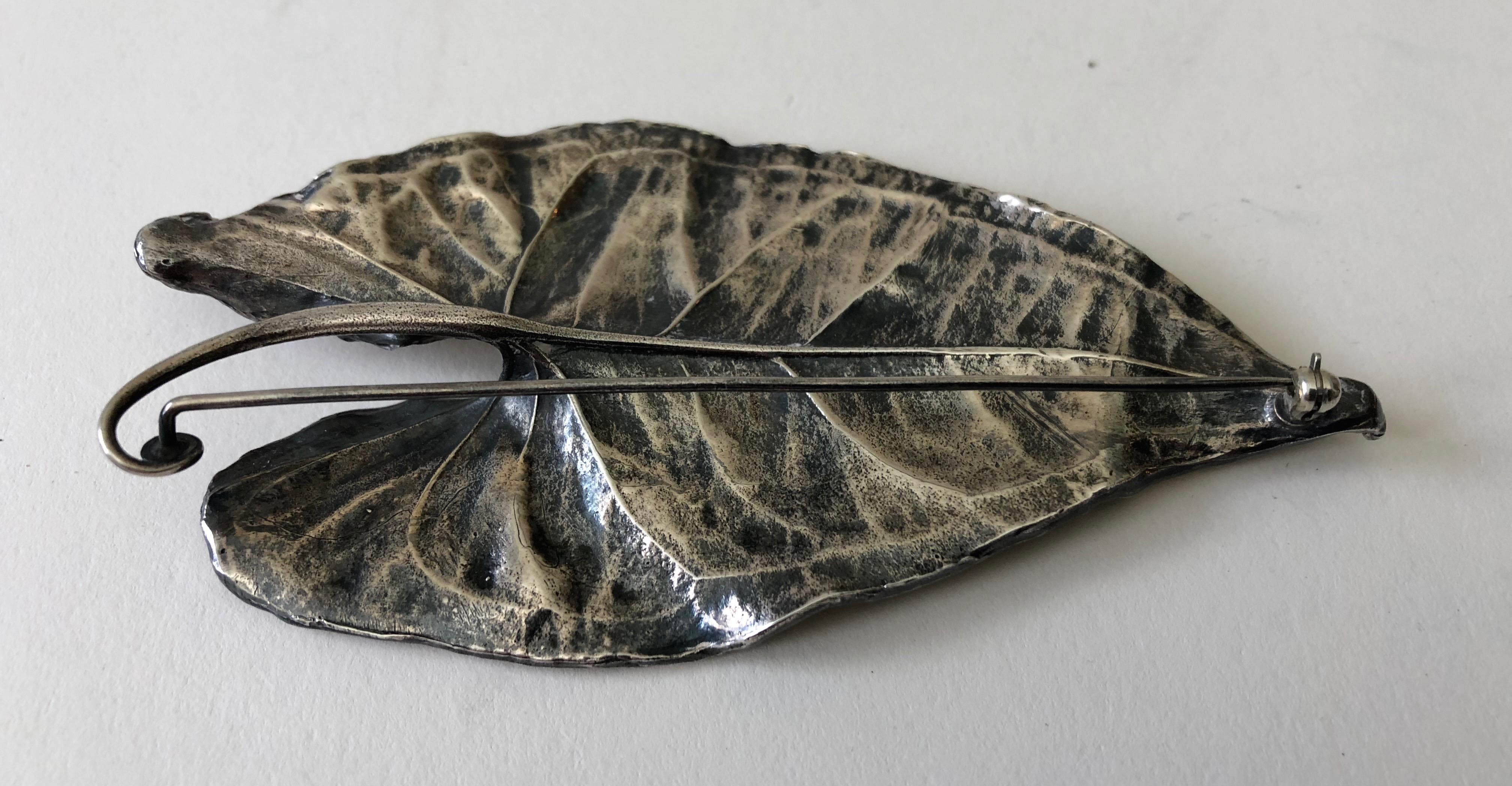 The verisimilitude of this pin to a leaf may be the result of its actually having been cast from one. But the unobtrusive nib at the end of the gently curving stem, by which the pin is affixed, reveals the subtle and fine eye of the unknown