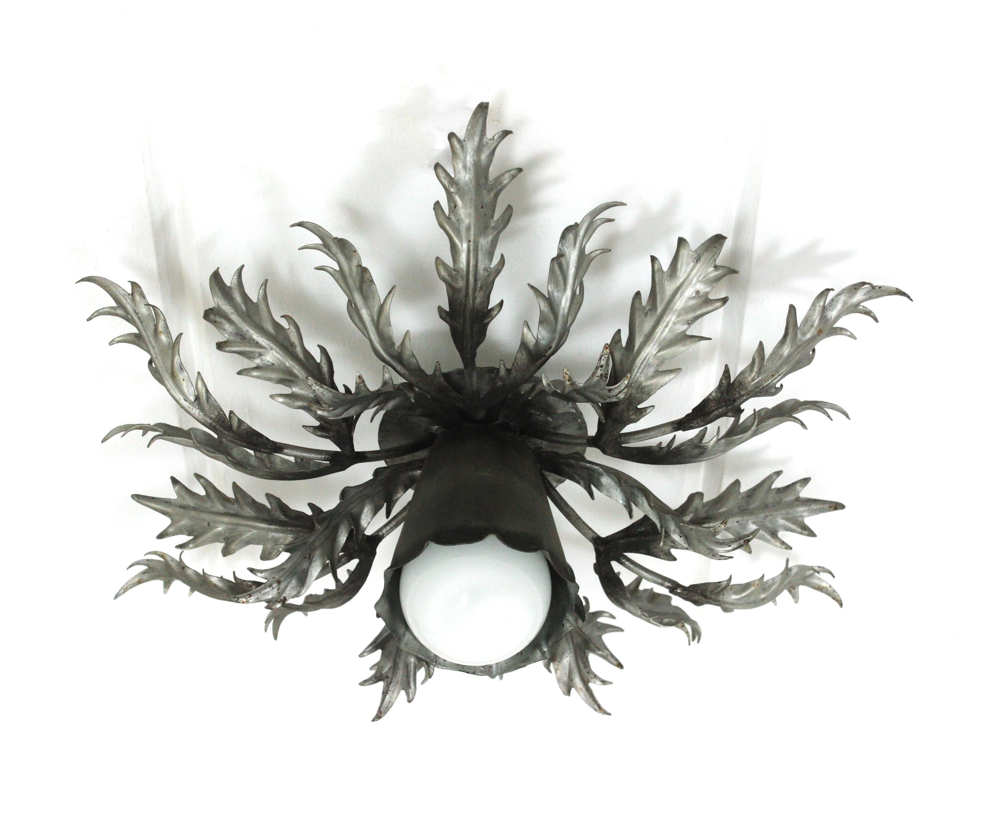 Mid-Century moderno Apparecchio di illuminazione a incasso con foglia d'argento e fogliame spagnolo in vendita