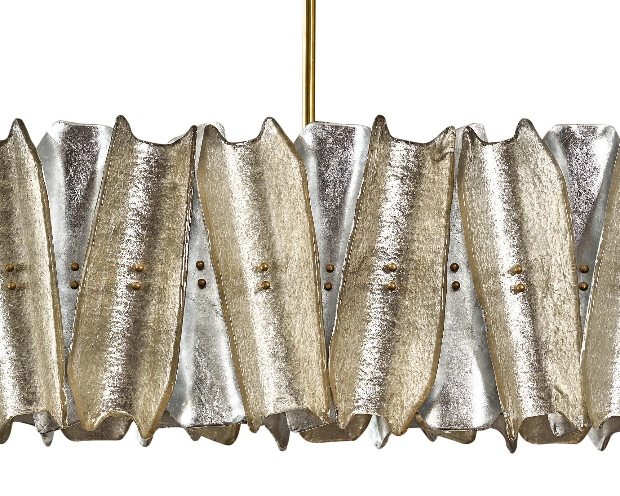 Italiano Lampadario brutalista in vetro di Murano con foglie d'argento in vendita