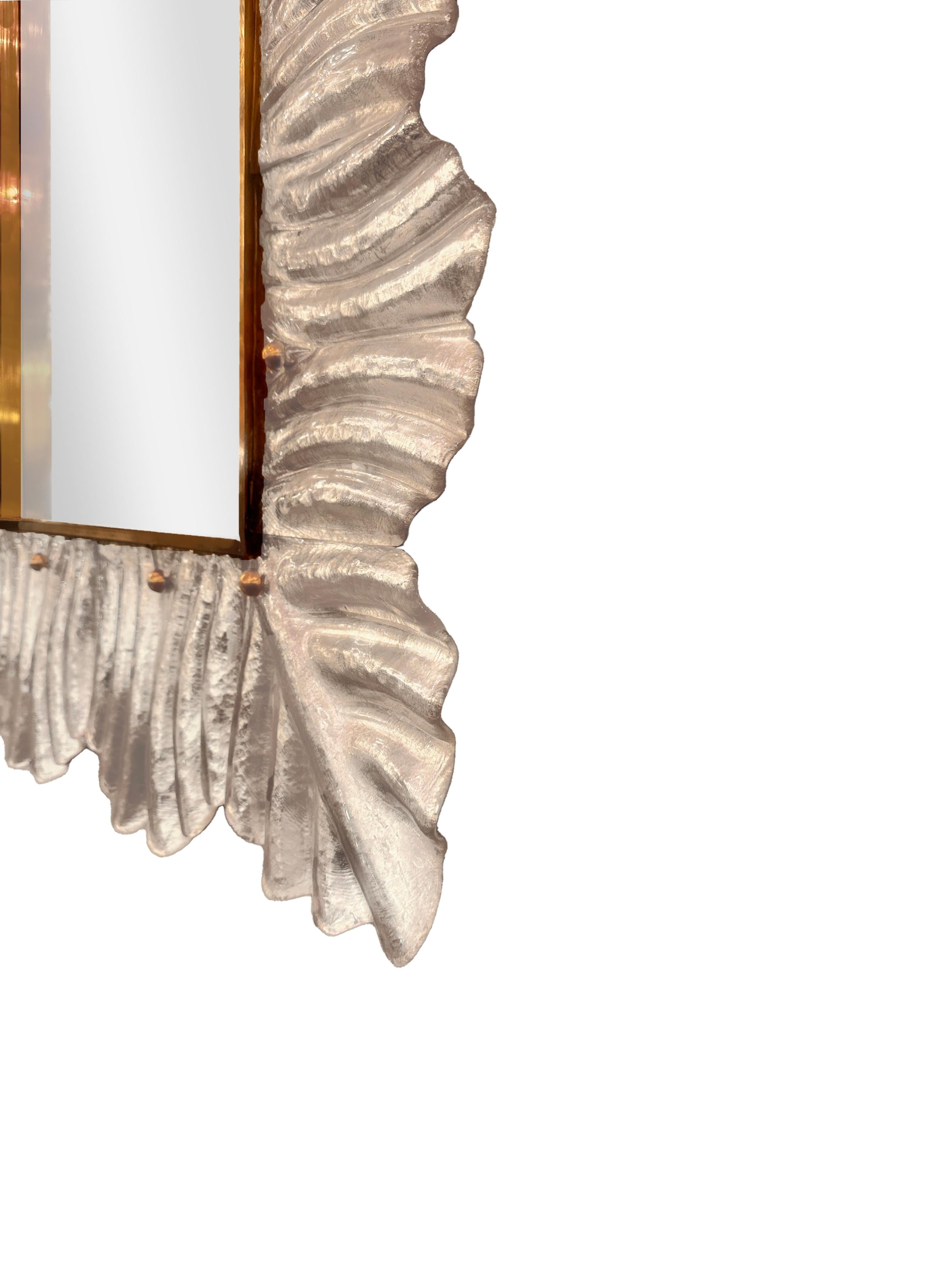 Espejo con motivo de hojas de cristal de Murano plateado y tachuelas de latón Italiano en venta