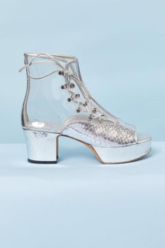 Silberne Keilsandaletten aus Leder und transparentem PVC mit Schnürsenkeln CHANEL