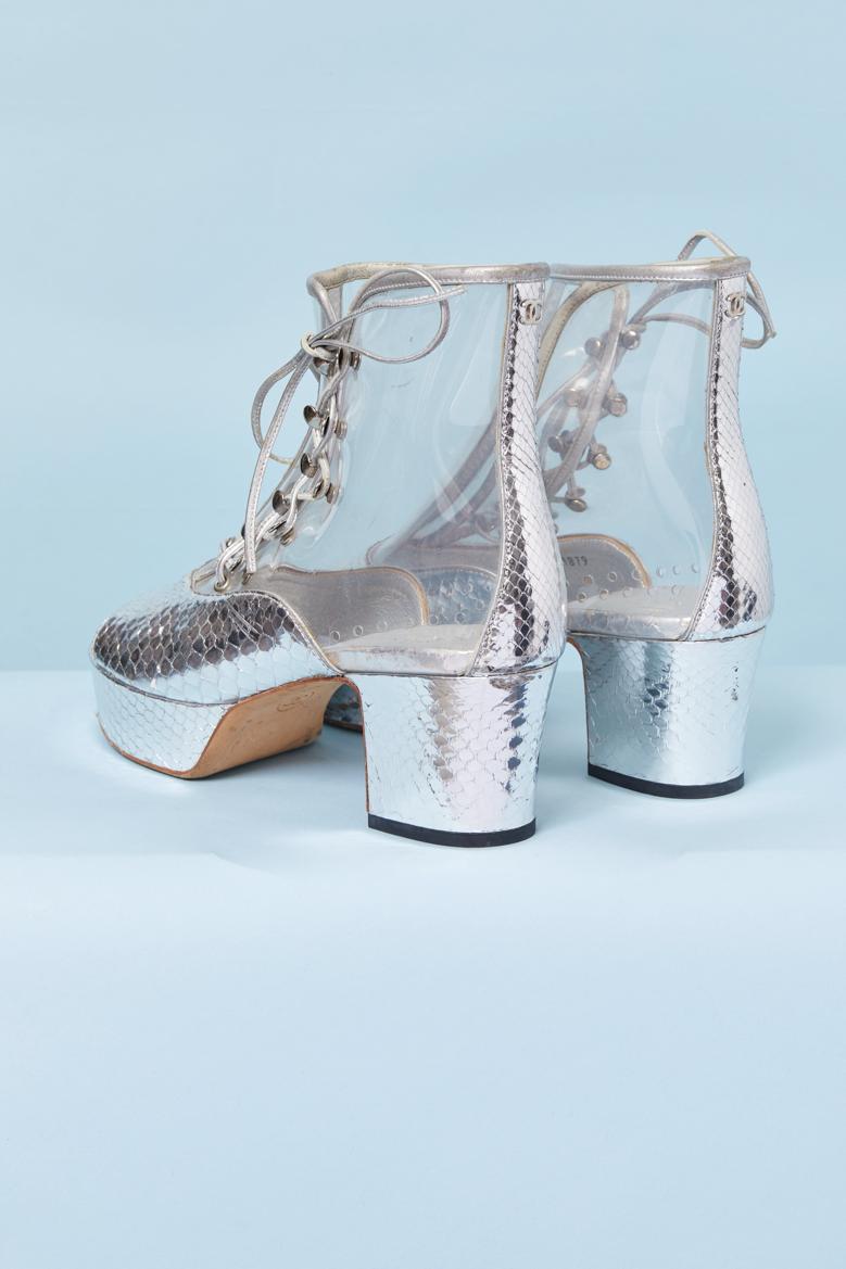 Sandali con zeppa in pelle argentata e PVC trasparente con lacci Chanel In condizioni ottime in vendita a Saint-Ouen-Sur-Seine, FR