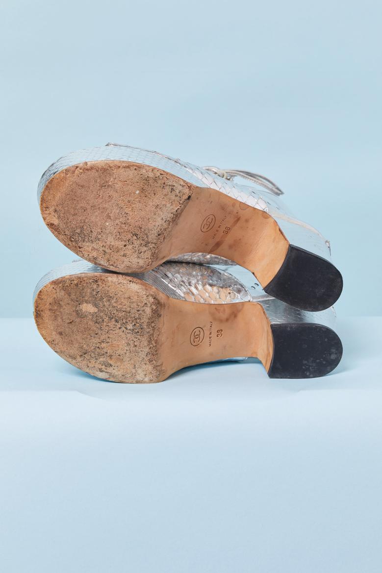 Sandali con zeppa in pelle argentata e PVC trasparente con lacci Chanel in vendita 1