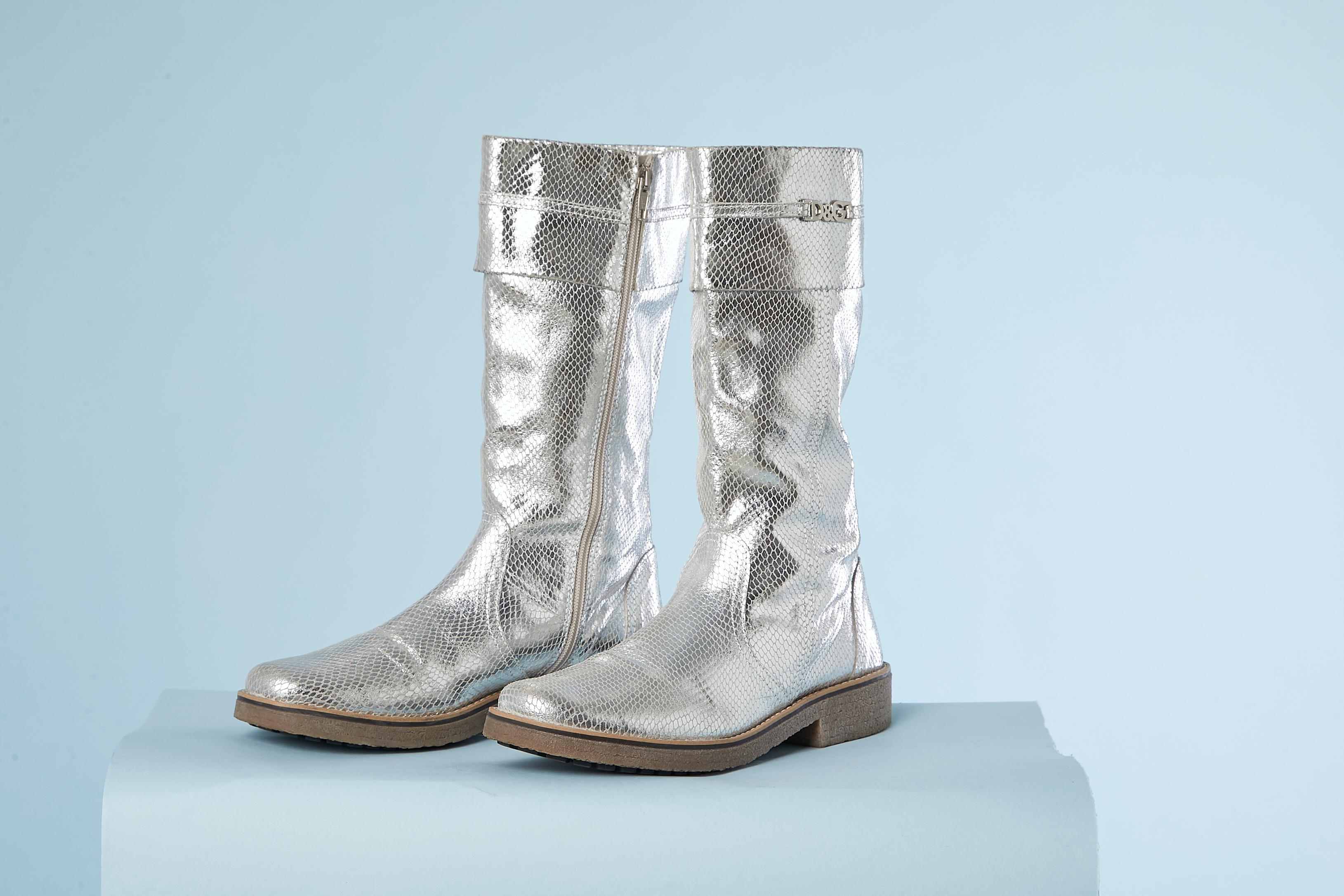 Silberne Lederstiefel mit Pythonlack und Kreppsohle. NEU 
Schuhe Größe 40 (it) 41 (Fr) Metallic-Marke auf der Oberseite.
Höhe der Stiefel= 32 cm