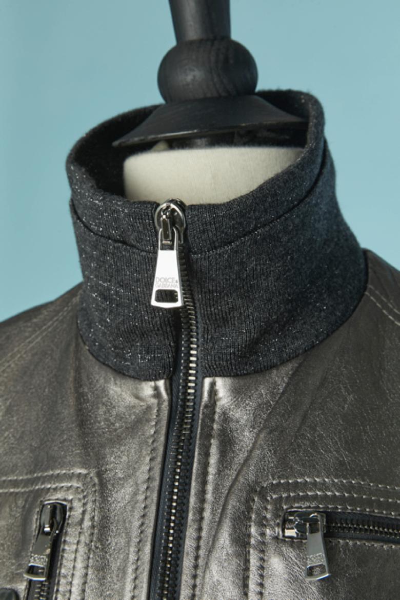 Giacca in pelle argentata con bordi in maglia lurex. Branded Composizione della fodera: acetato e rayon. Chiusura con zip al centro della fronte.
Tasca con chiusura a scatto e zip. 
TAGLIA 42 (IT) 38 (Fr) M 