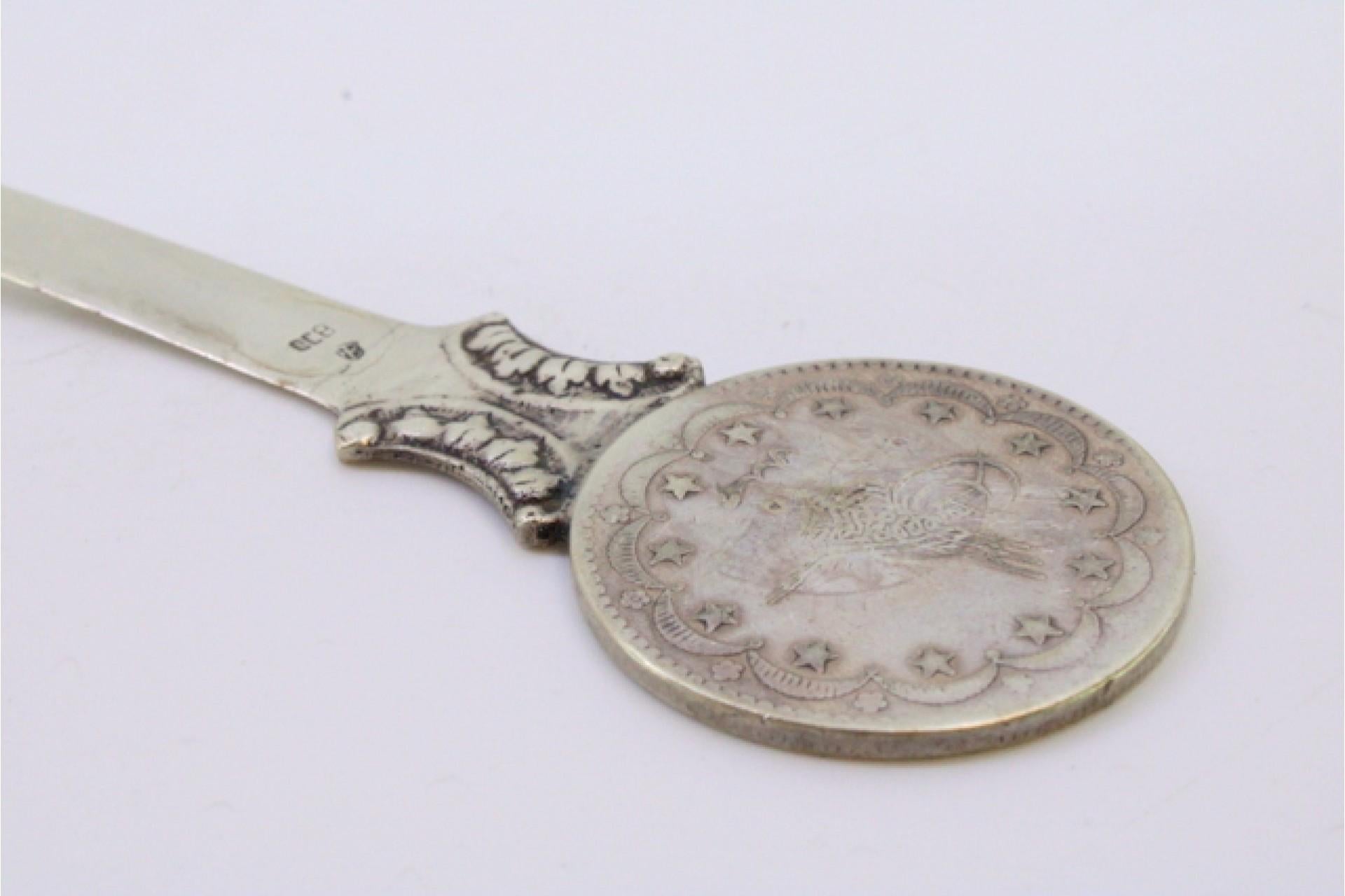 Silberner Brieföffner mit arabischen Münzen auf der Oberseite und Reliefs. (Metall) im Angebot