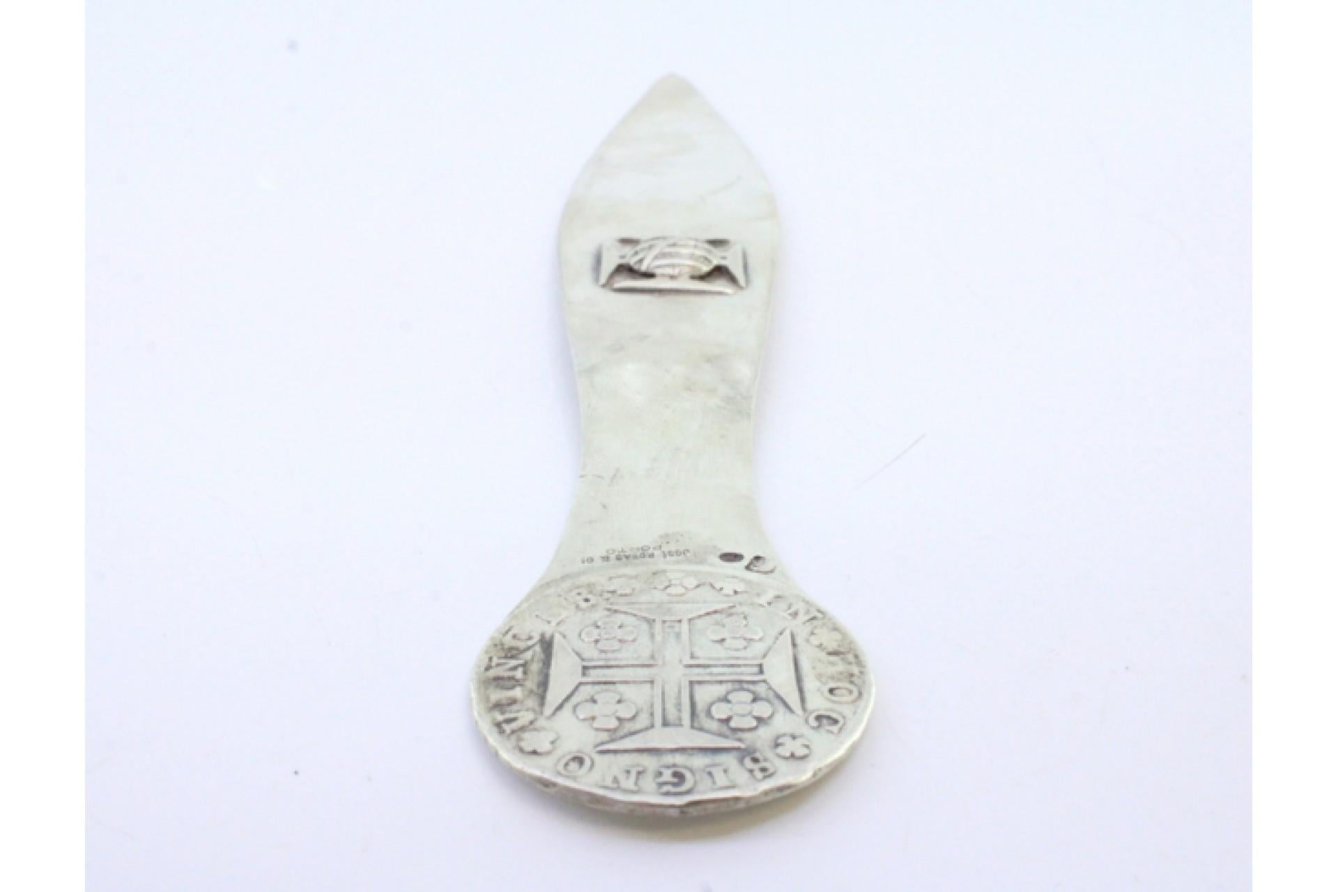 Silberner Brieföffner mit Münzrelief auf der Oberseite und Kreuz auf der Klinge. im Zustand „Gut“ im Angebot in Porto, PT