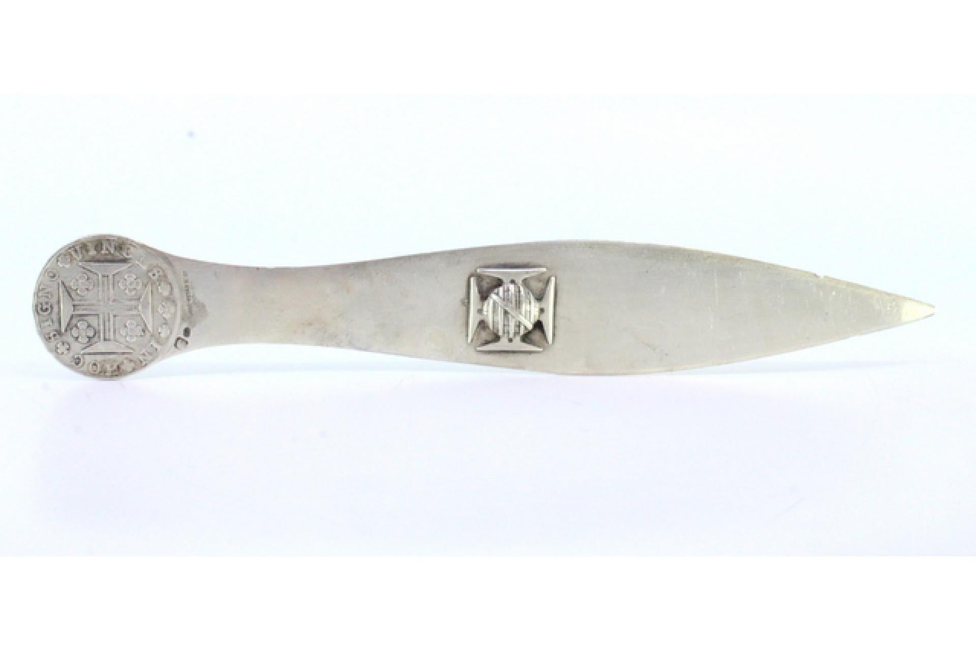 Silberner Brieföffner mit Münzrelief auf der Oberseite und Kreuz auf der Klinge. (19. Jahrhundert) im Angebot