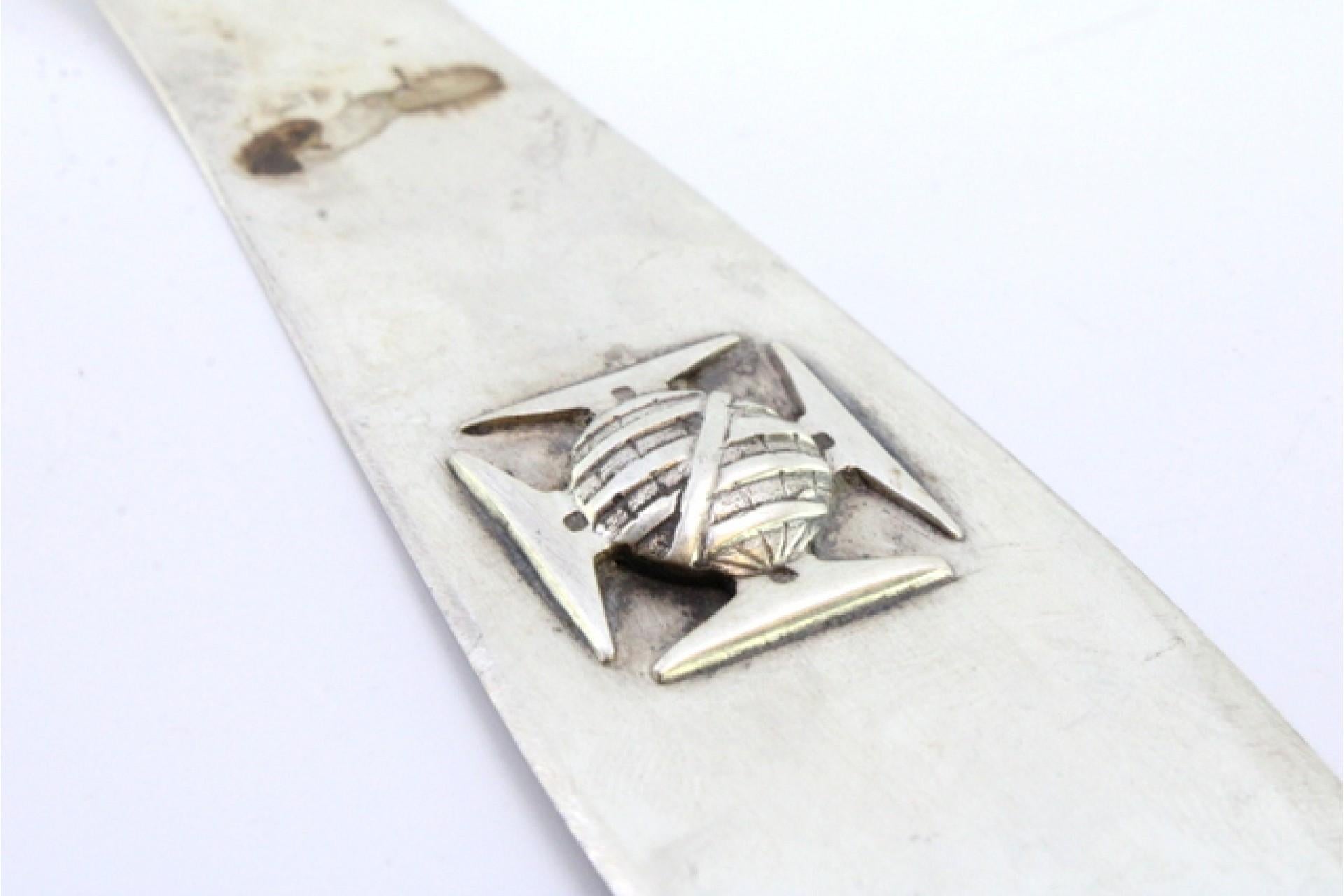 Silberner Brieföffner mit Münzrelief auf der Oberseite und Kreuz auf der Klinge. (Metall) im Angebot
